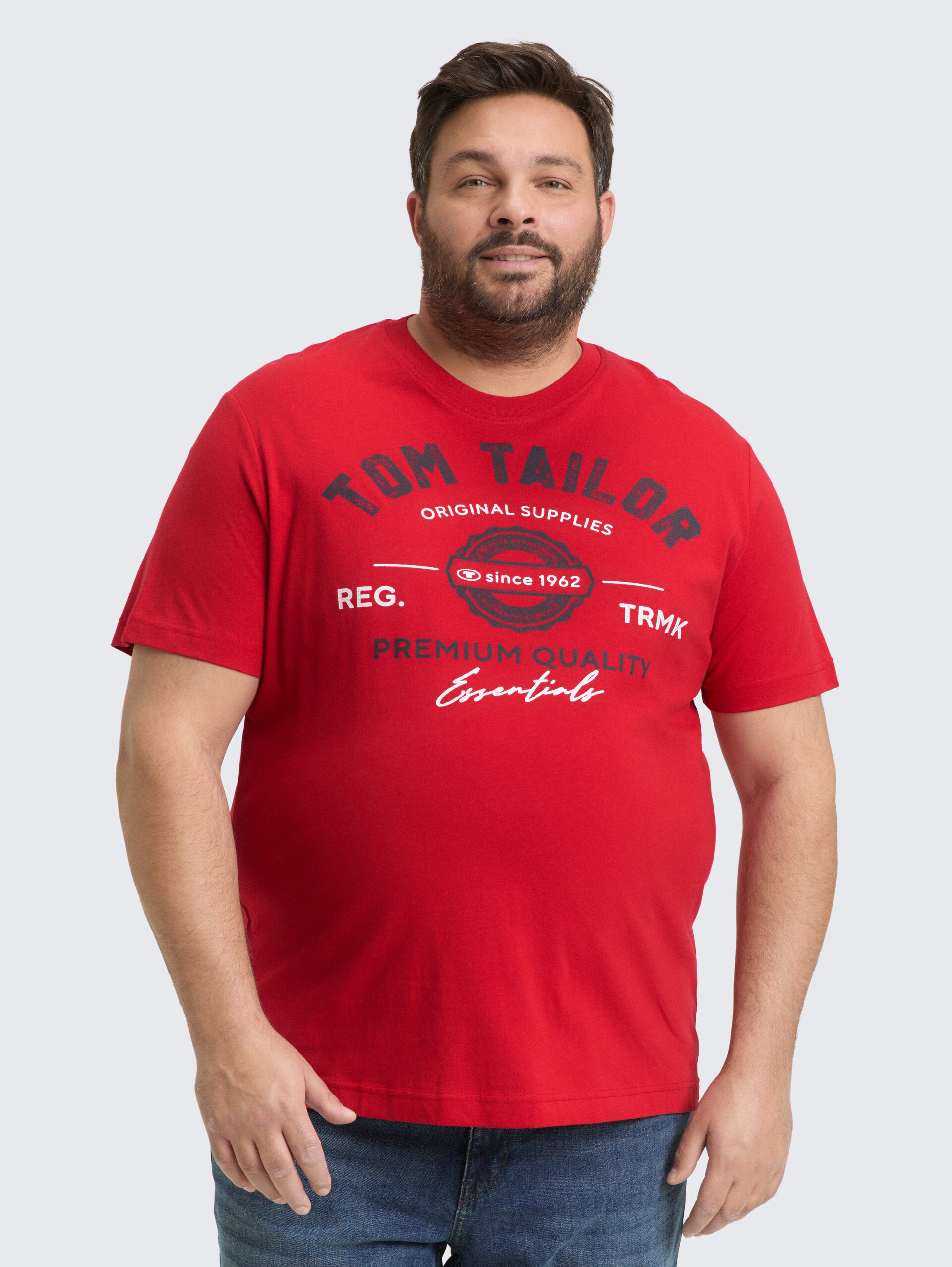 Plus Size - T-Shirt mit Logo Print - Samba Red - Ausschnitt Model-Vorderansicht