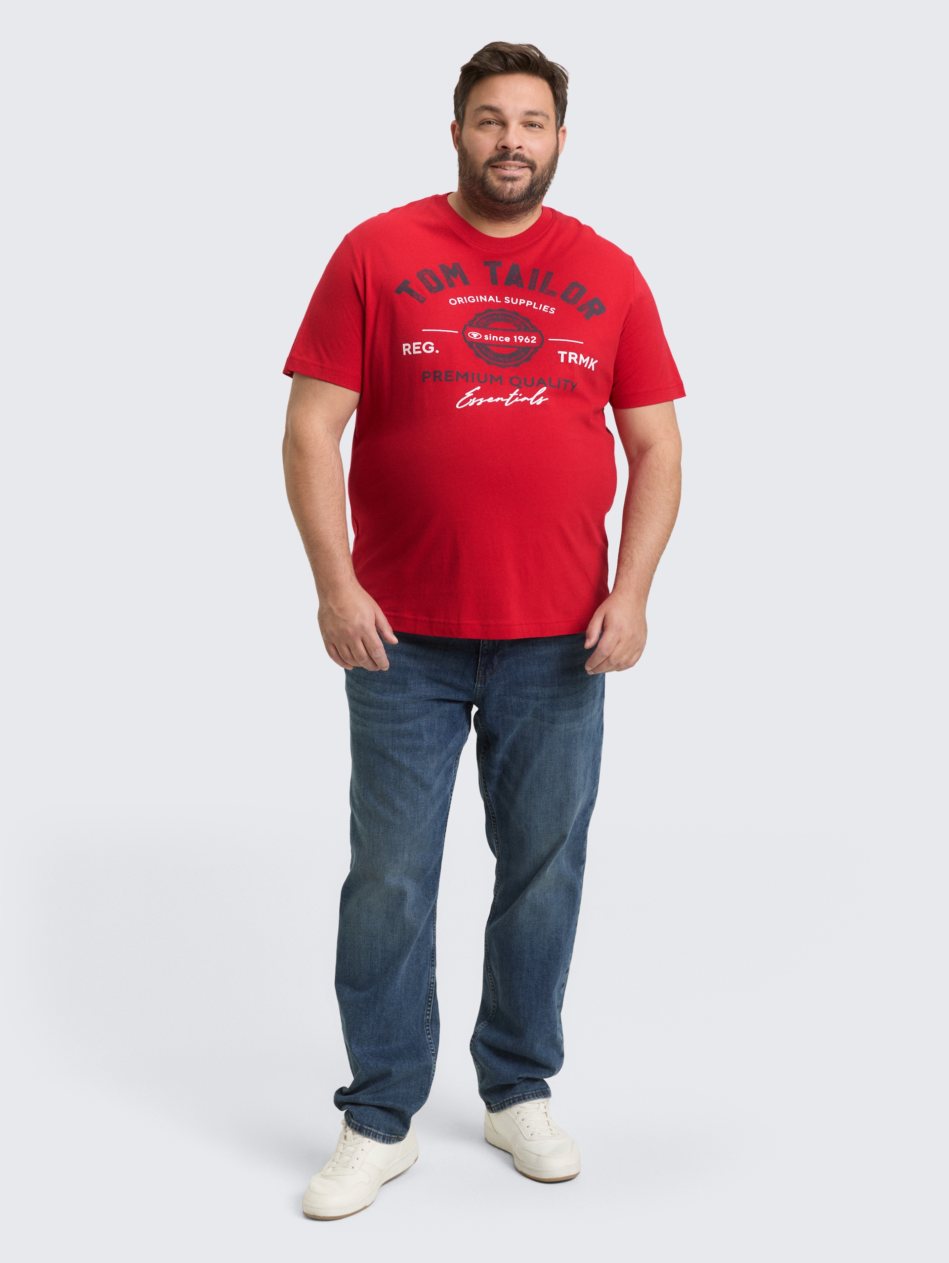 Plus Size - T-Shirt mit Logo Print - Samba Red - Model-Vorderansicht