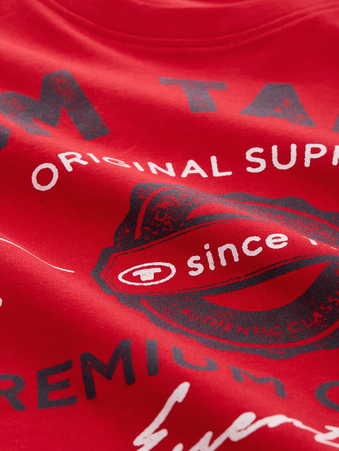 Plus Size - T-Shirt mit Logo Print - Samba Red - Material-Ansicht