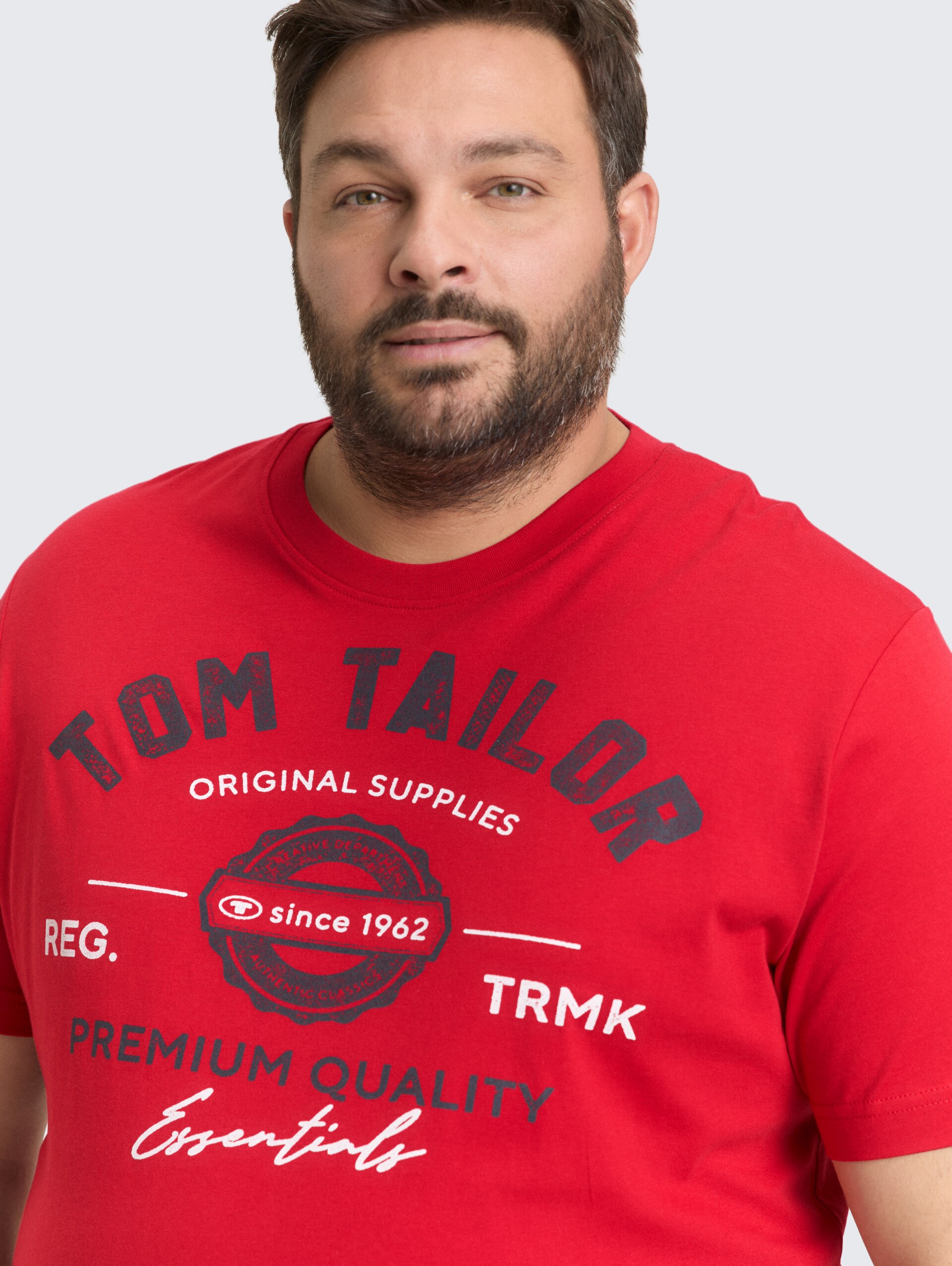 Plus Size - T-Shirt mit Logo Print - Samba Red - Detail-Model-Ansicht