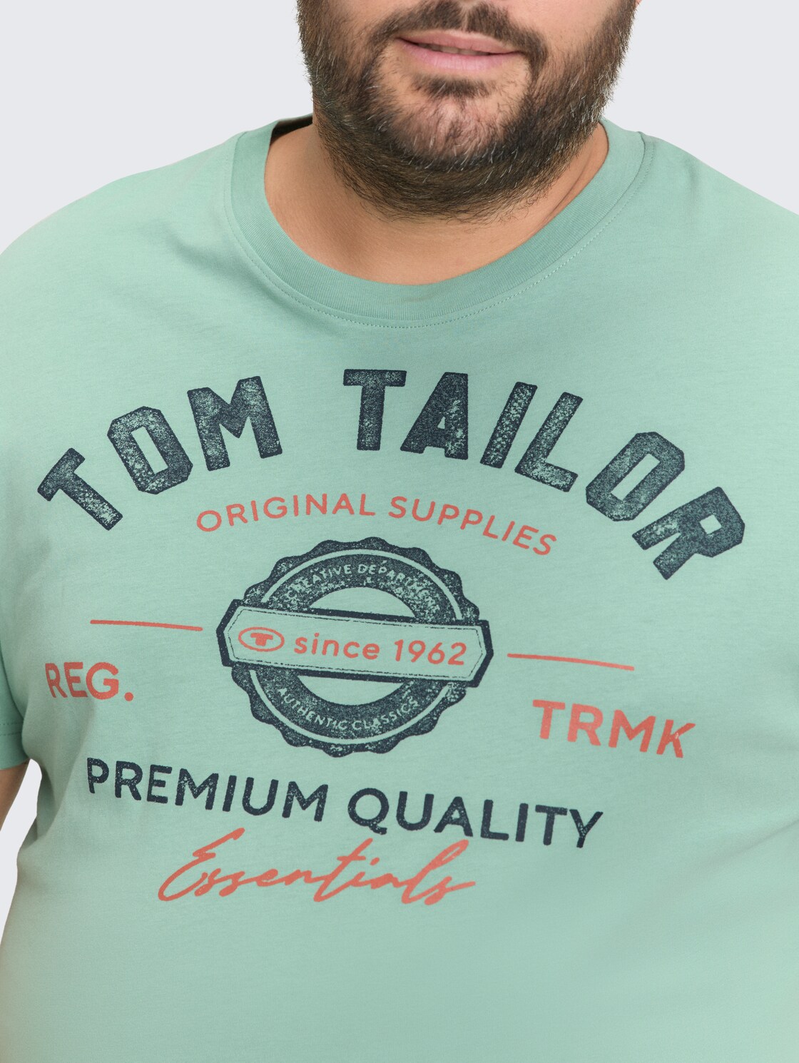 Plus Size - T-Shirt mit Logo Print - dust green - Detail-Model-Ansicht