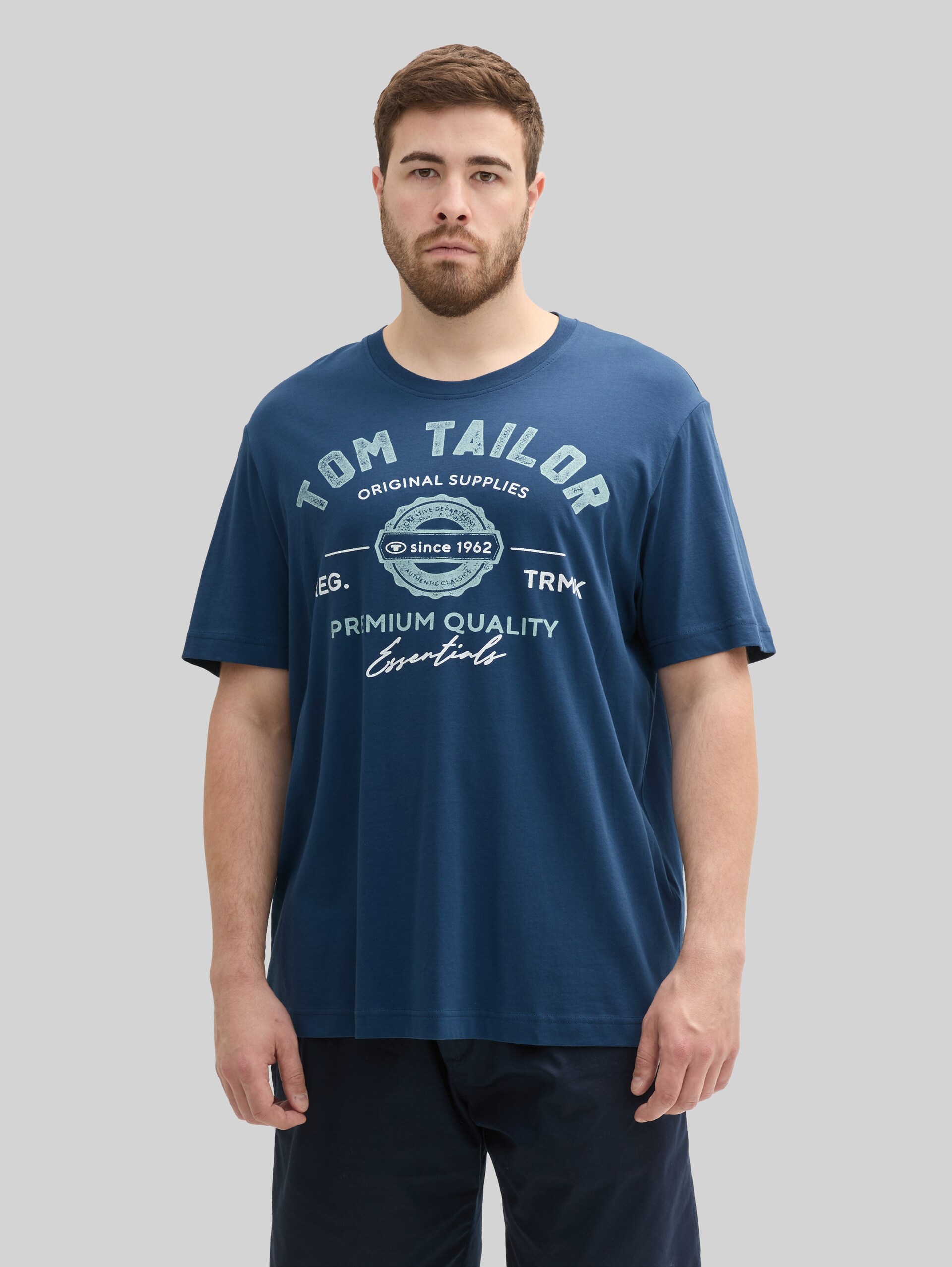 Plus Size - T-shirt met logoprint - nighttime blue - Nek model vooraanzicht