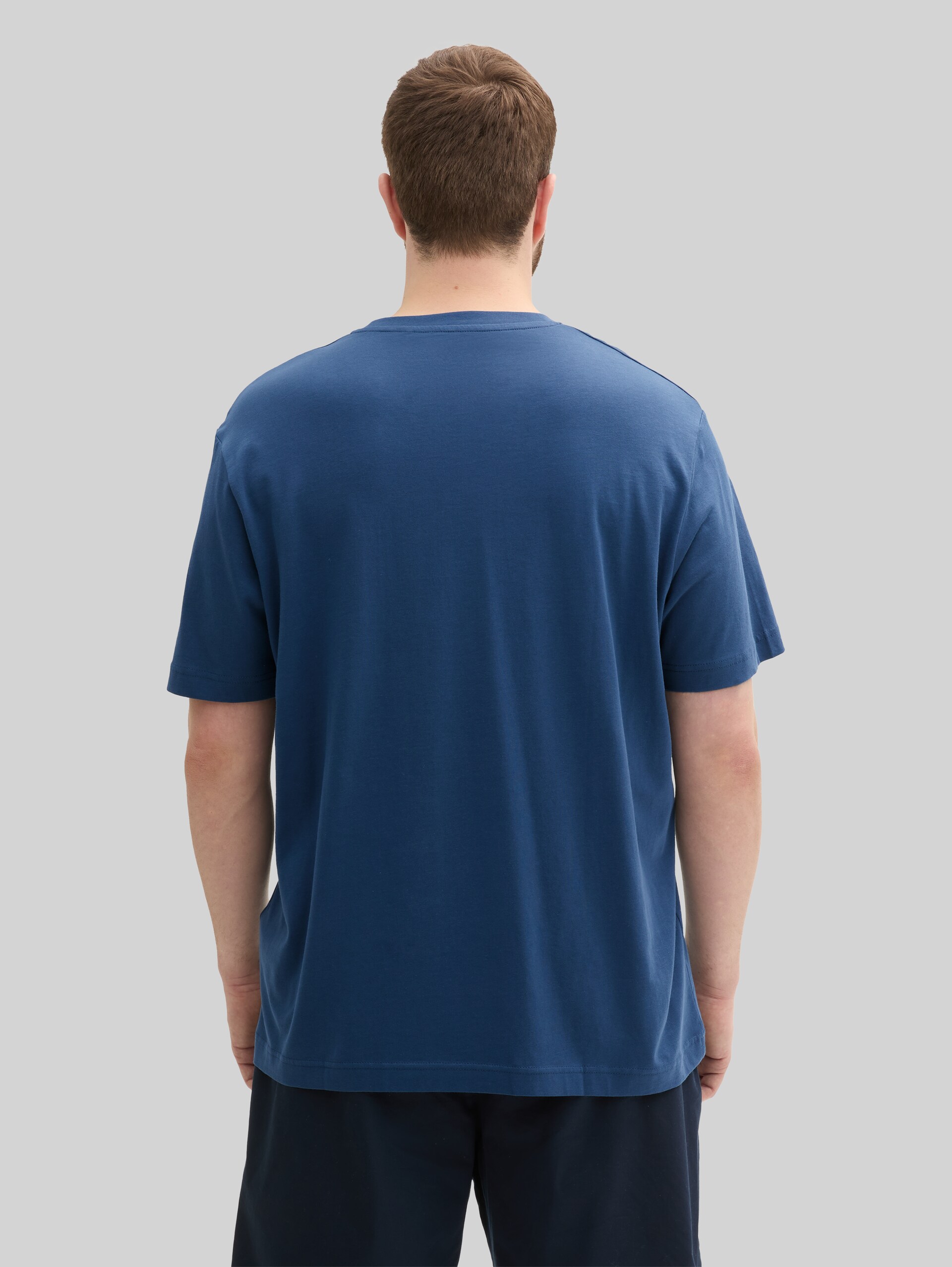 Plus Size - T-shirt met logoprint - nighttime blue - Neklijn model-achteraanzicht