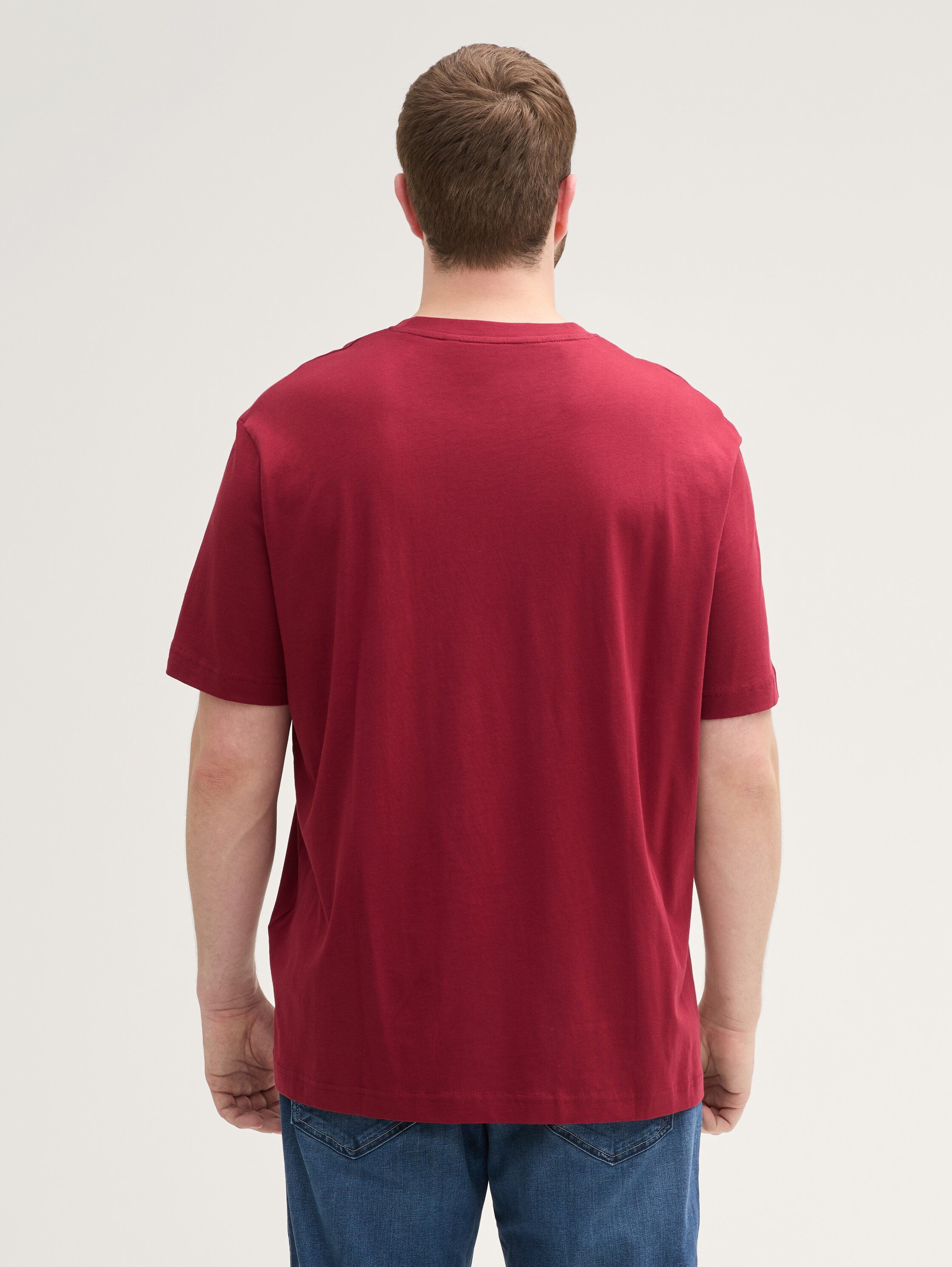 Plus Size - T-Shirt mit Logo Print - Deep Red - Auschnitt Model-Rückansicht