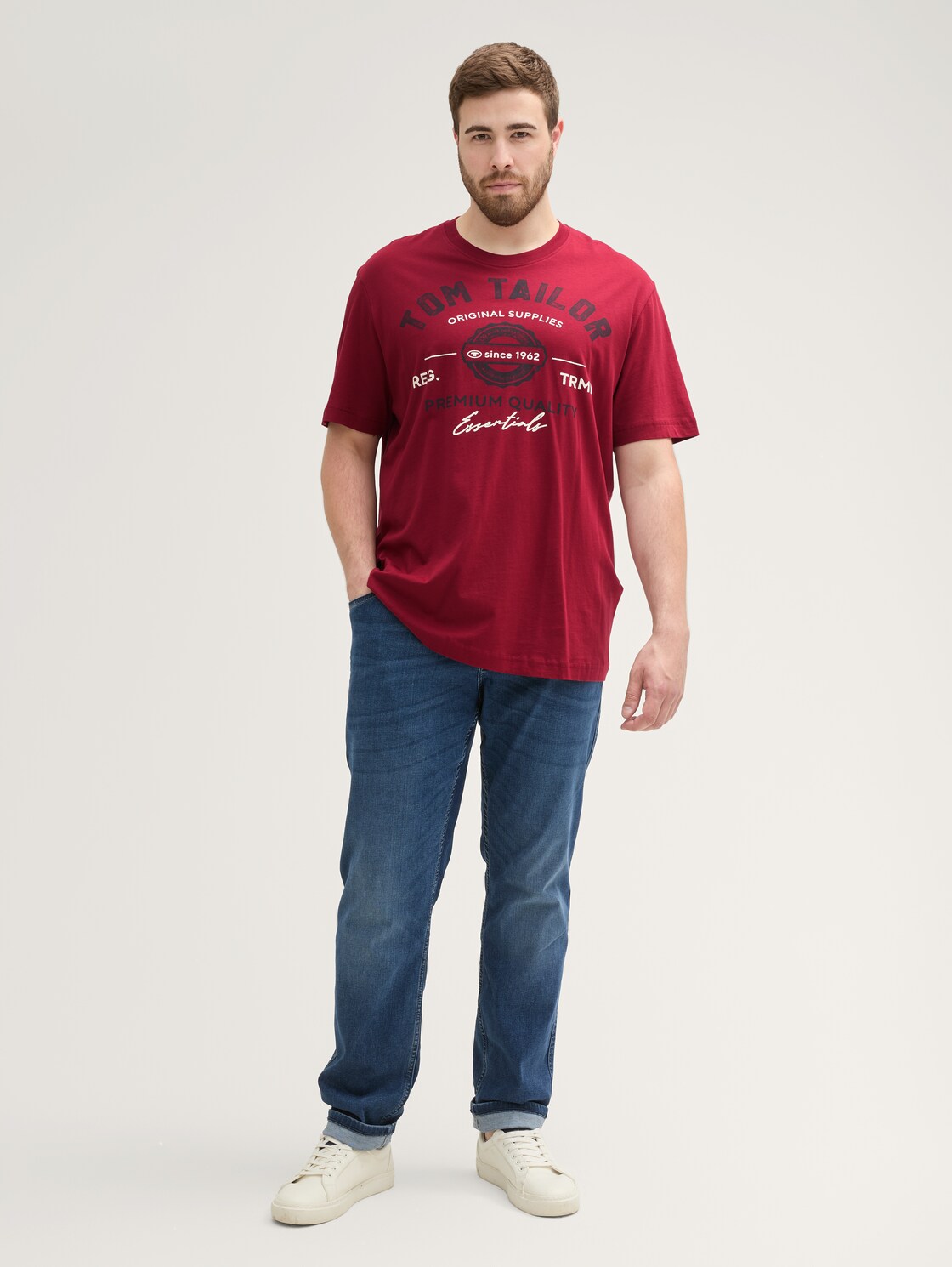 Plus Size - T-Shirt mit Logo Print - Deep Red - Model-Vorderansicht