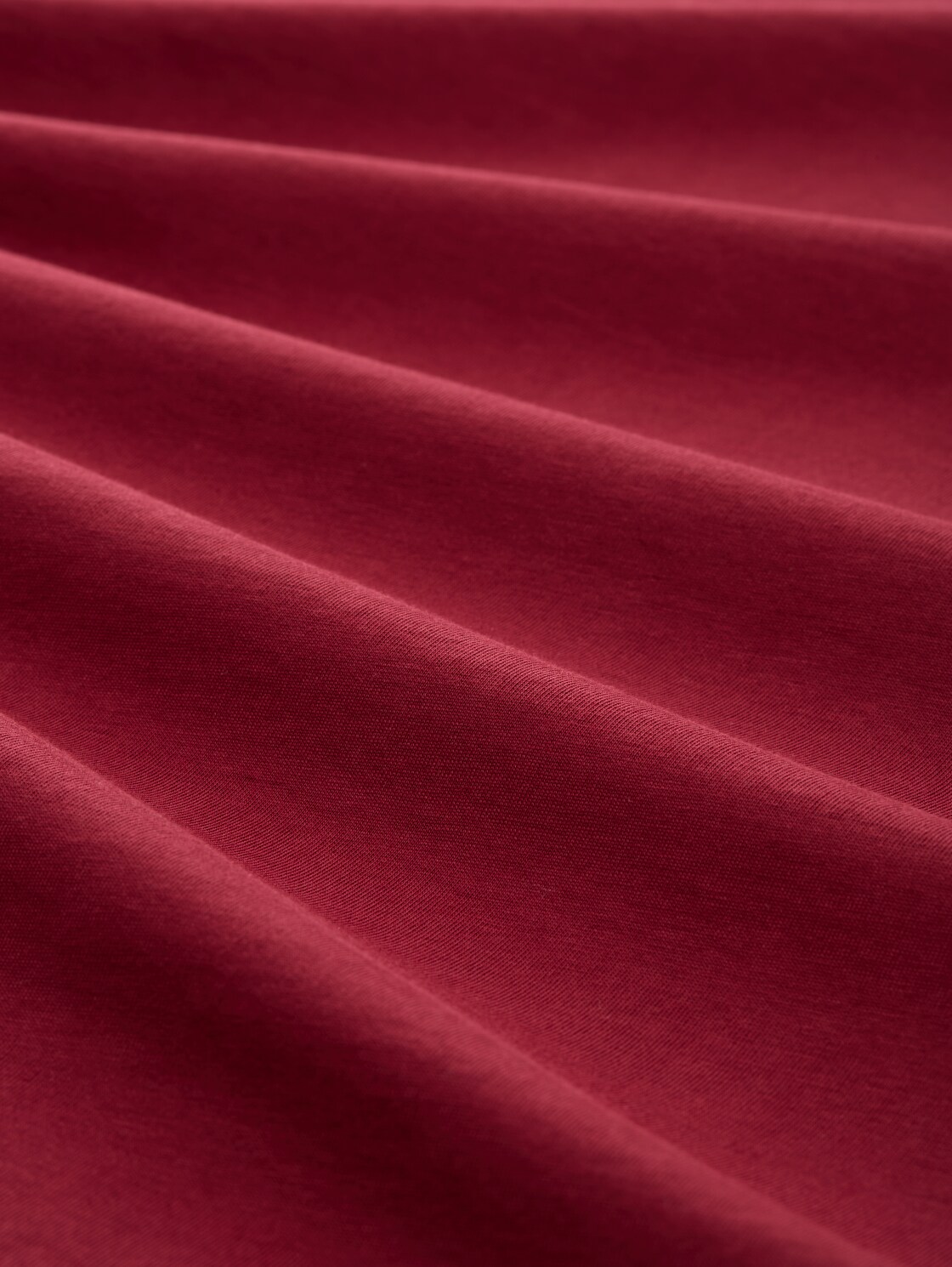 Plus Size - T-Shirt mit Logo Print - Deep Red - Material-Ansicht