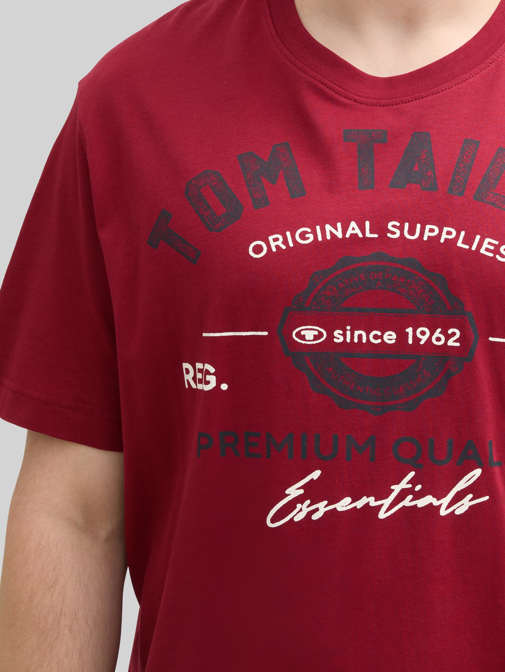 Plus Size - T-shirt with logo print - Deep Red - Detail model view