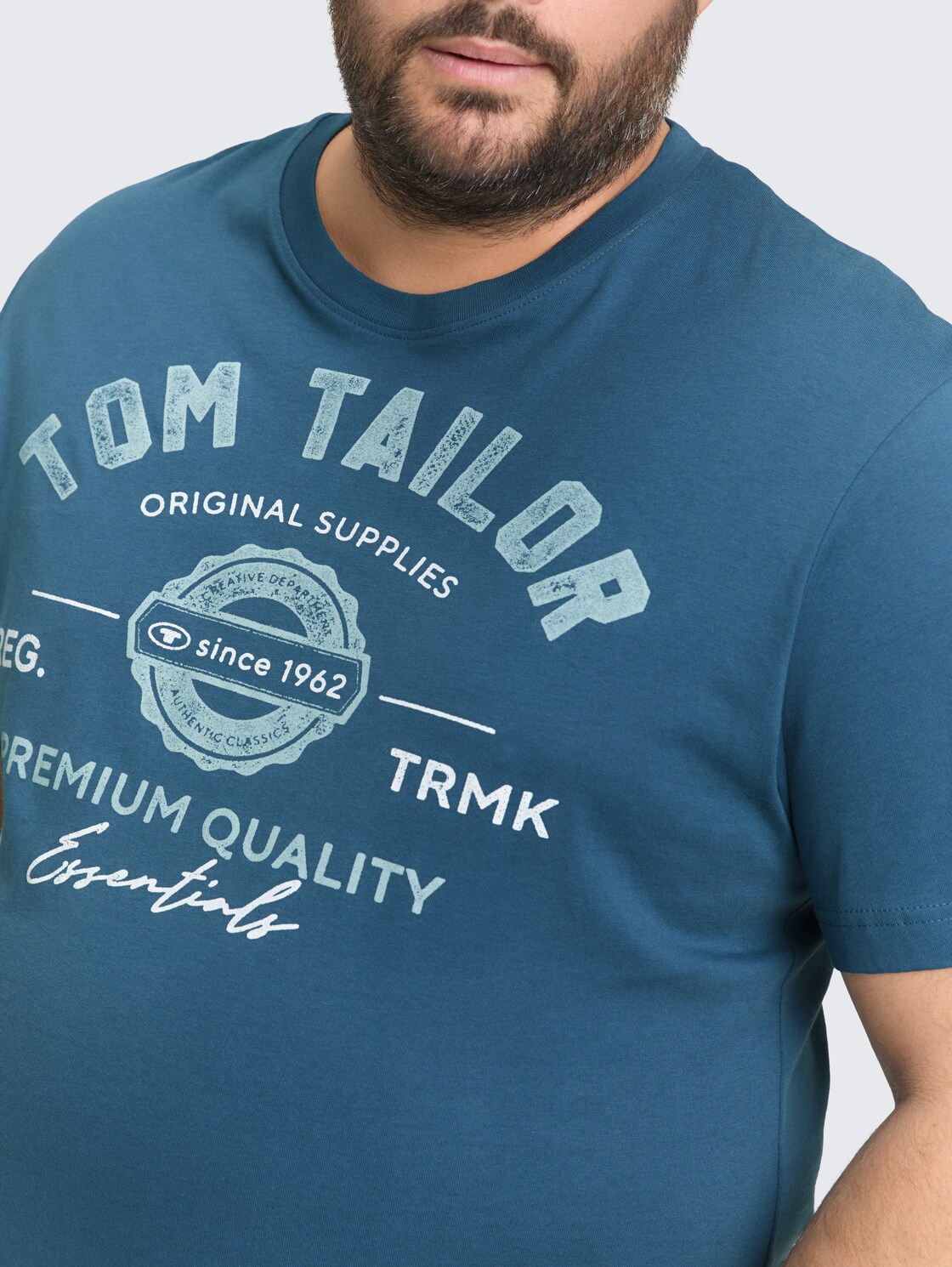 Plus Size - T-Shirt mit Logo Print - real teal blue - Detail-Model-Ansicht