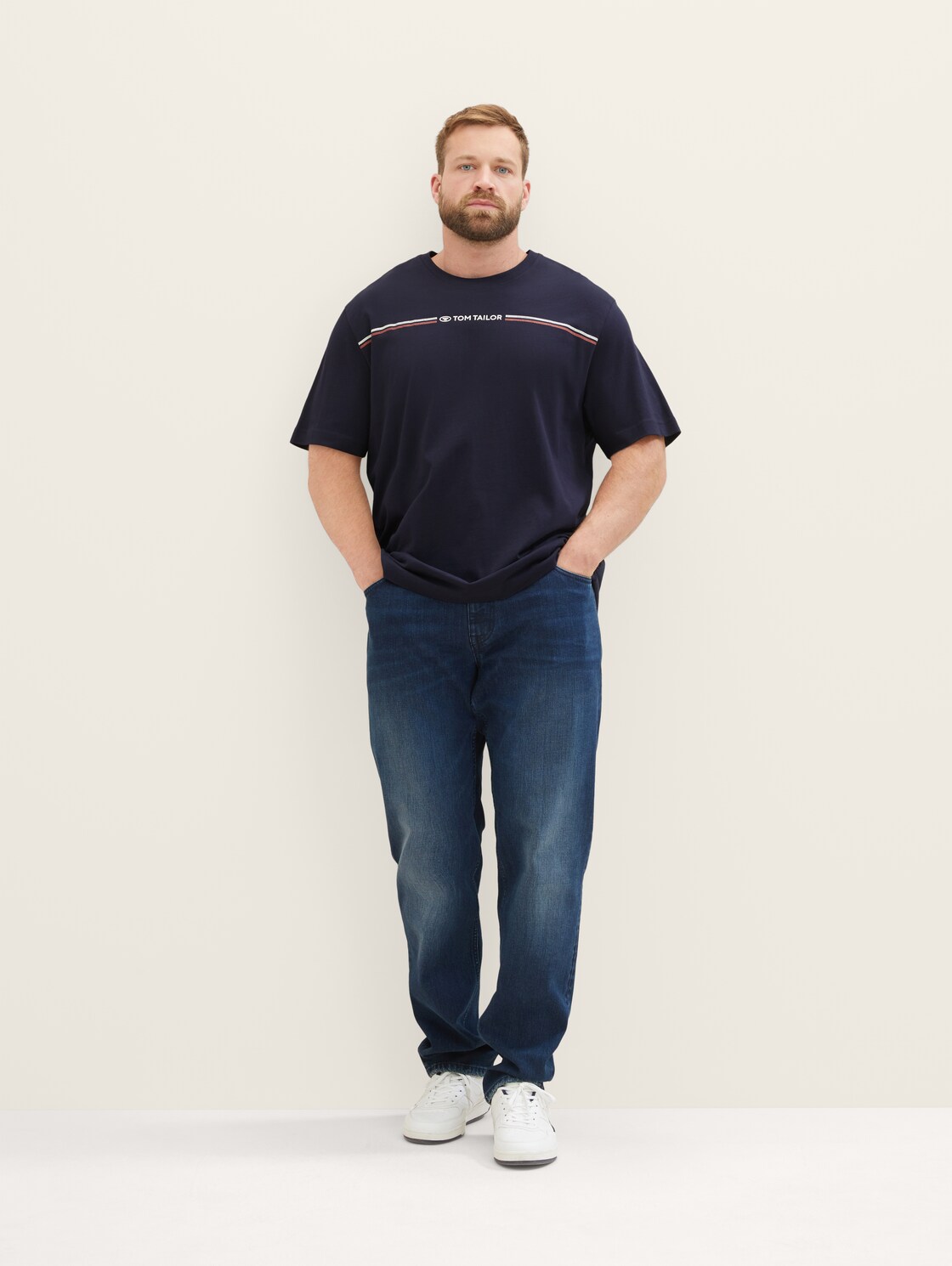 Plus Size - T-Shirt mit Logo-Print - sky captain blue - Detail-Model-Ansicht