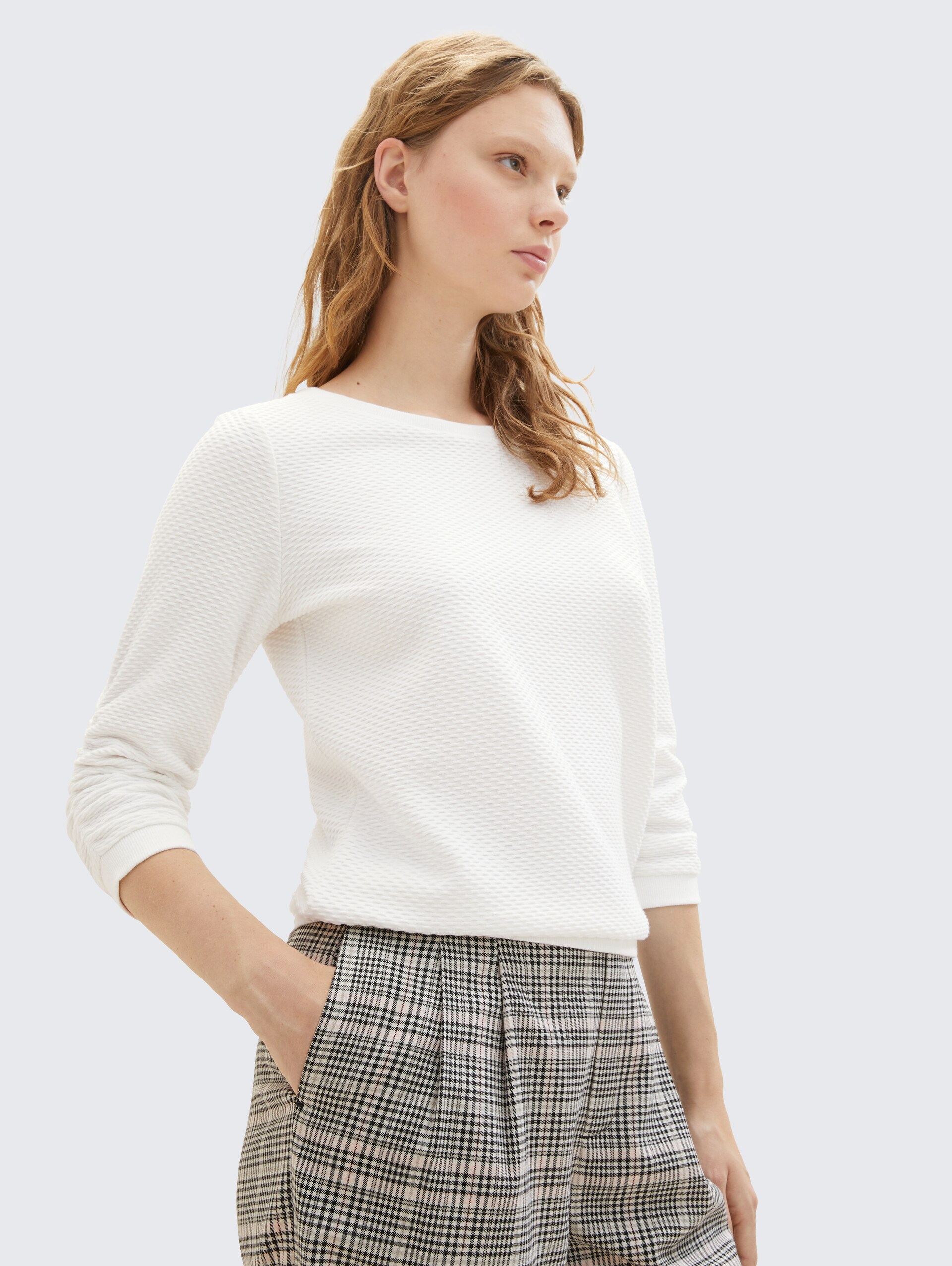 Sweatshirt mit Raffungen - off white - Ausschnitt Model-Vorderansicht