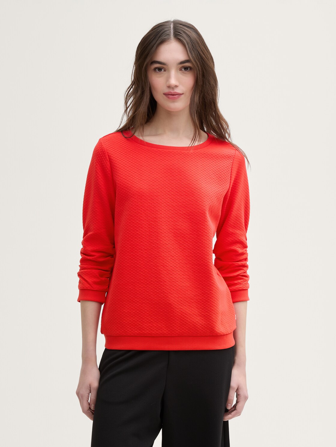 Sweatshirt mit Raffungen - Scarlet Red - Ausschnitt Model-Vorderansicht