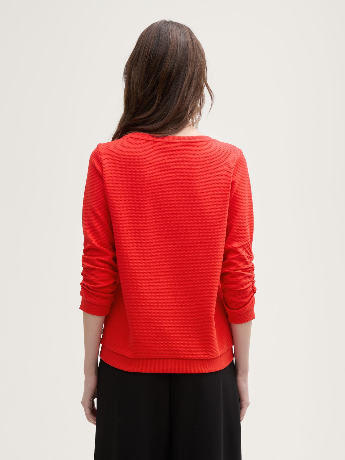 Sweatshirt mit Raffungen - Scarlet Red - Auschnitt Model-Rückansicht