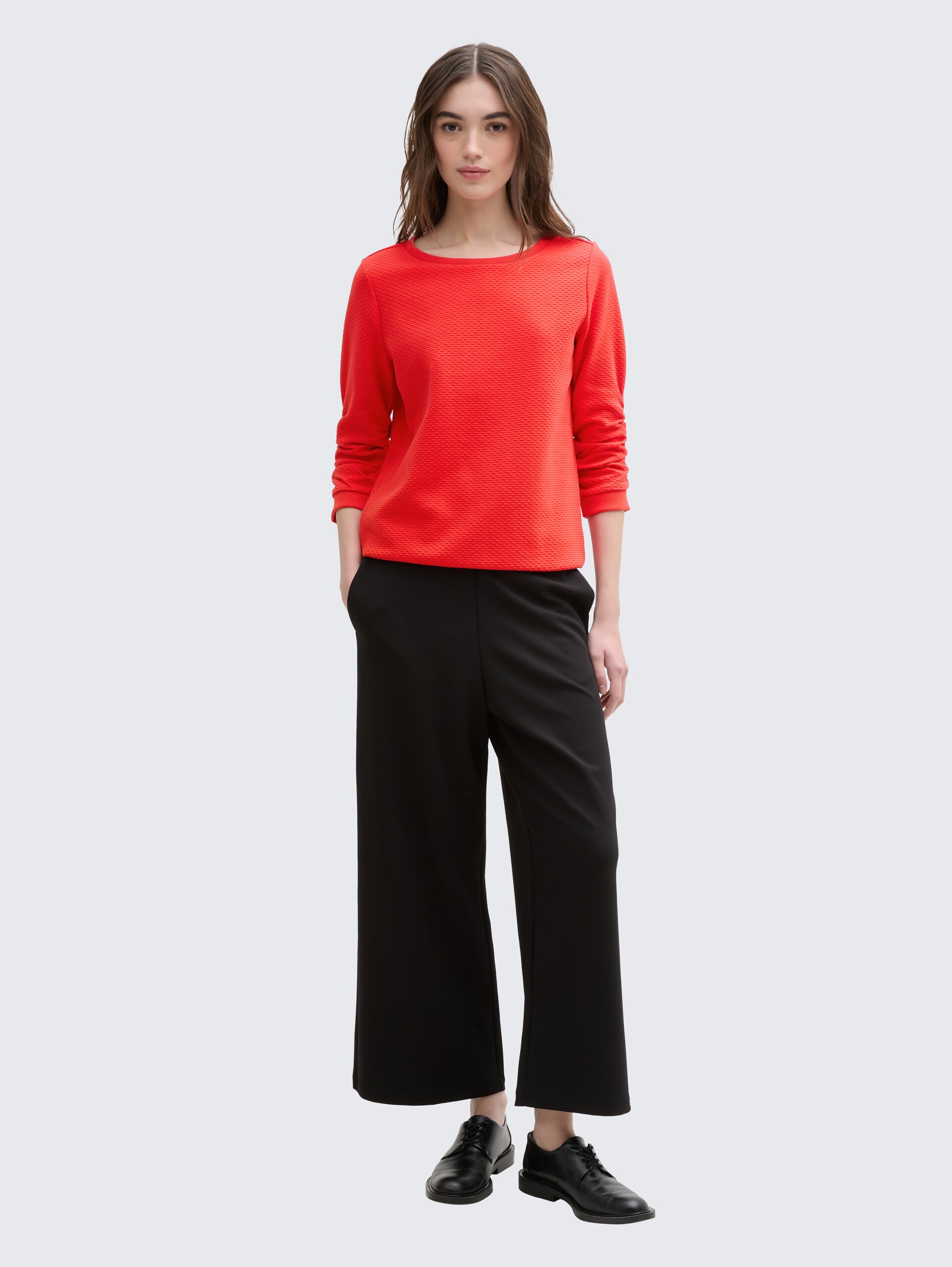 Sweatshirt mit Raffungen - Scarlet Red - Model-Vorderansicht