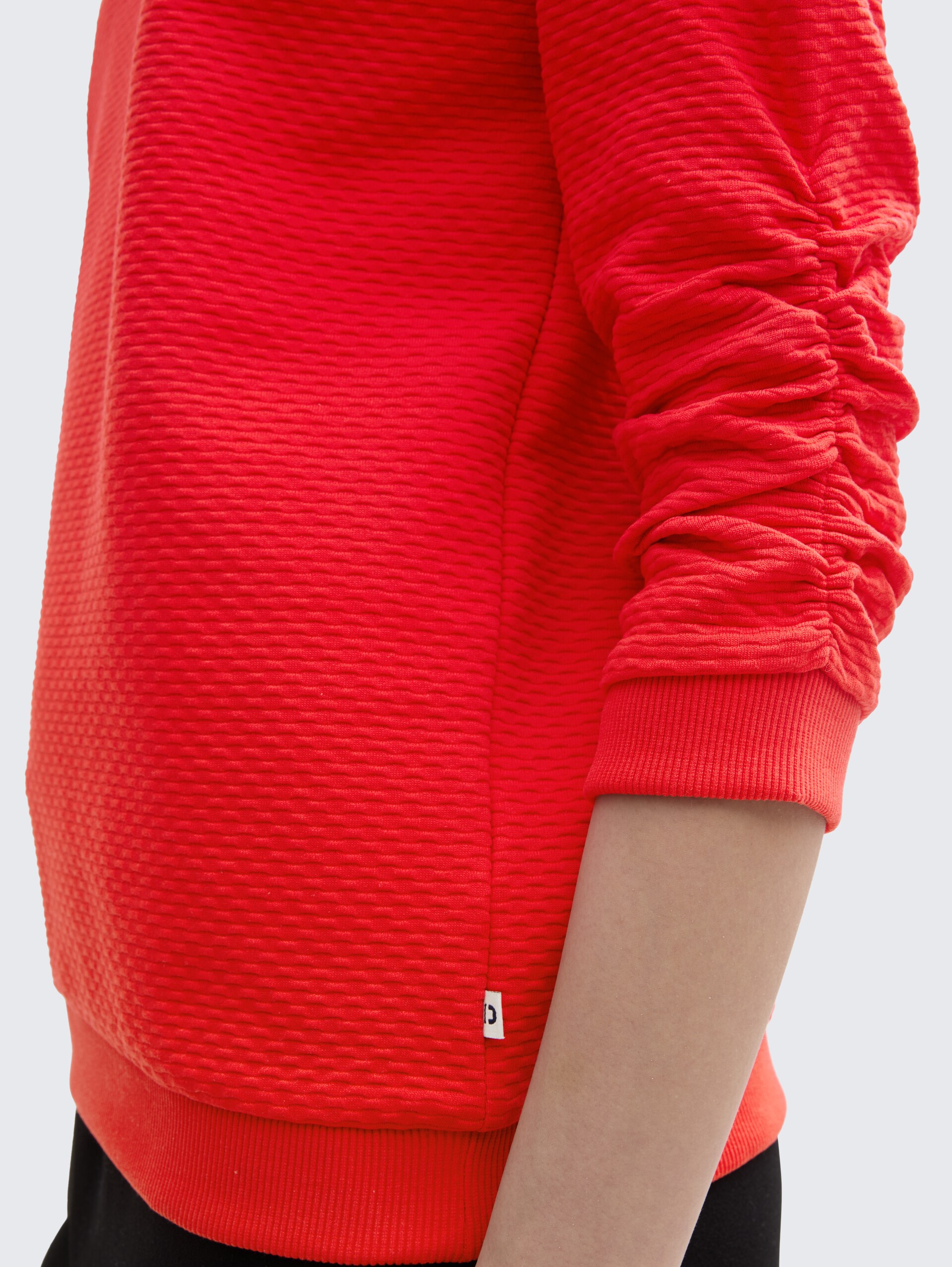 Sweatshirt mit Raffungen - Scarlet Red - Detail-Model-Ansicht