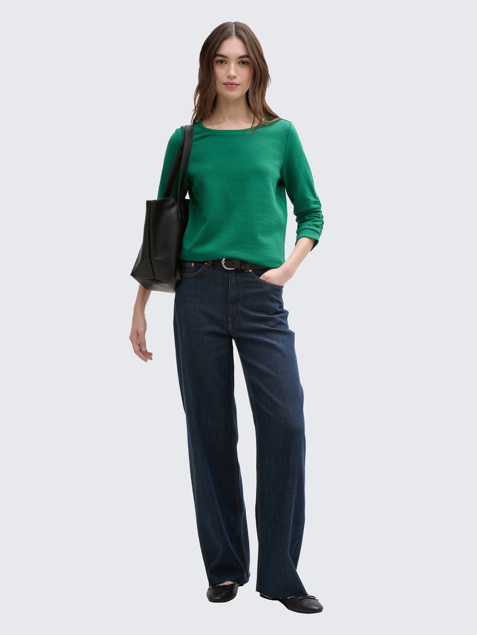 Sweatshirt mit Raffungen - Luscious Pine Green - Model-Vorderansicht