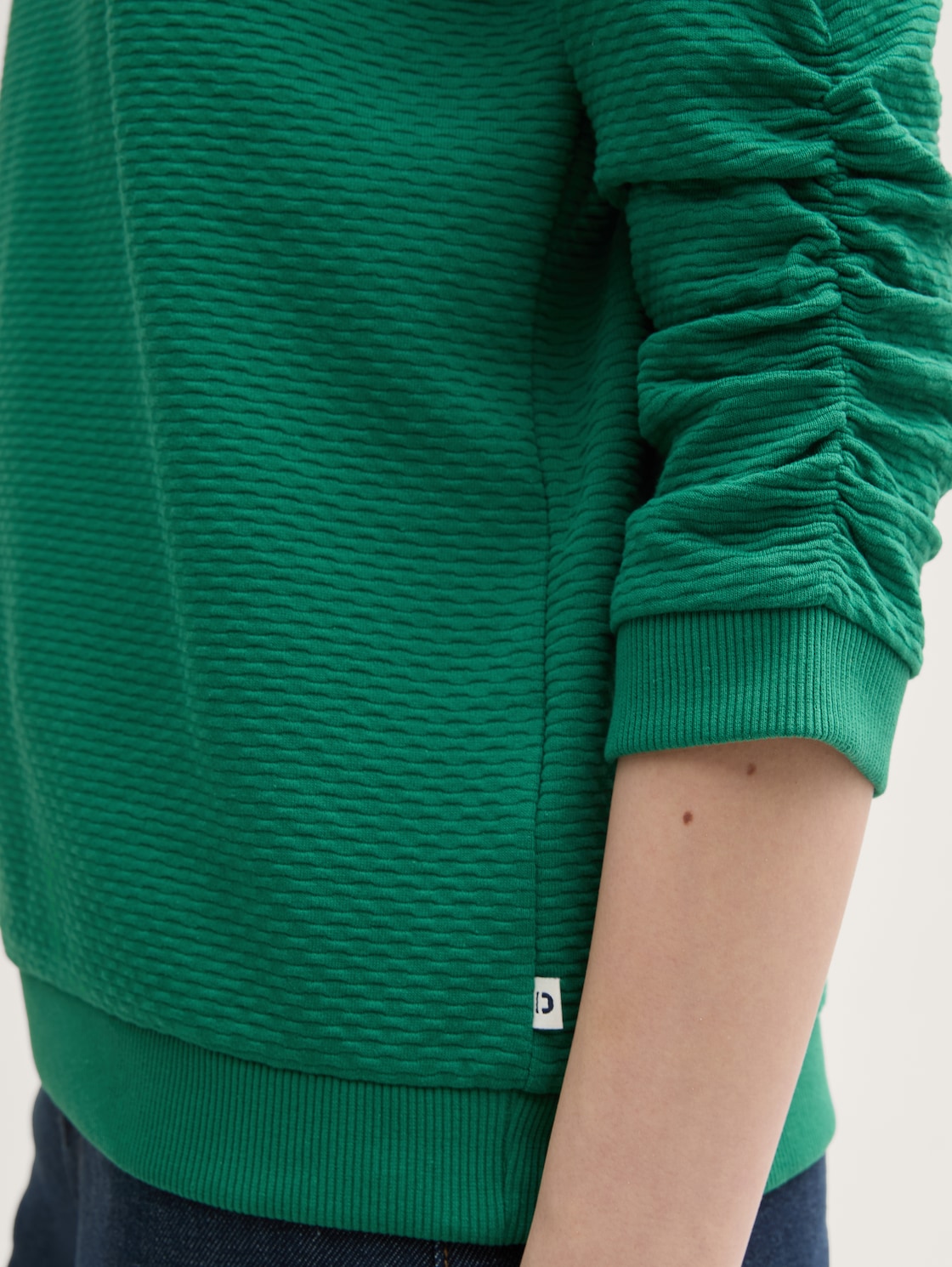 Sweatshirt mit Raffungen - Luscious Pine Green - Detail-Model-Ansicht