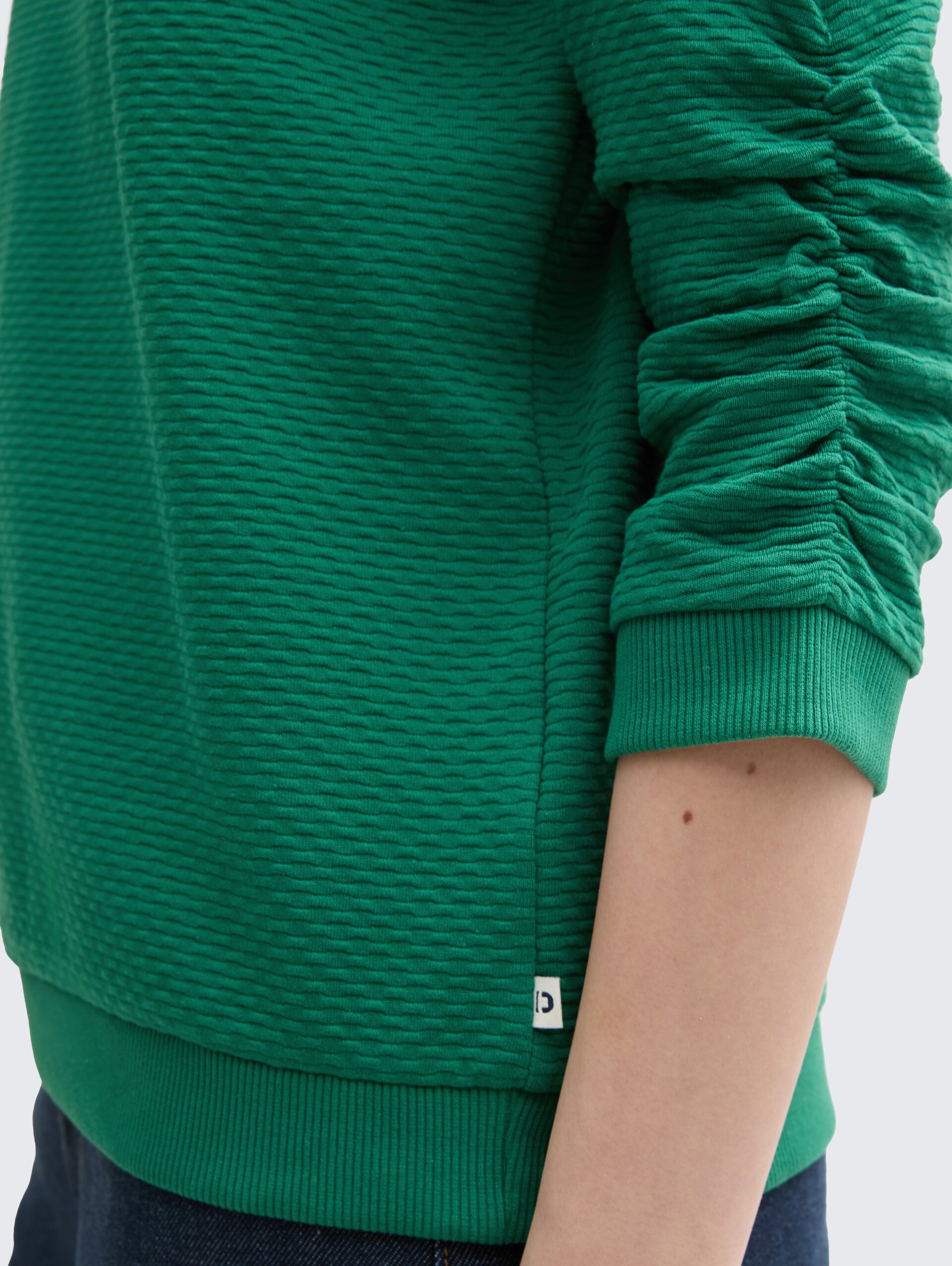 Sweatshirt mit Raffungen - Luscious Pine Green - Detail-Model-Ansicht