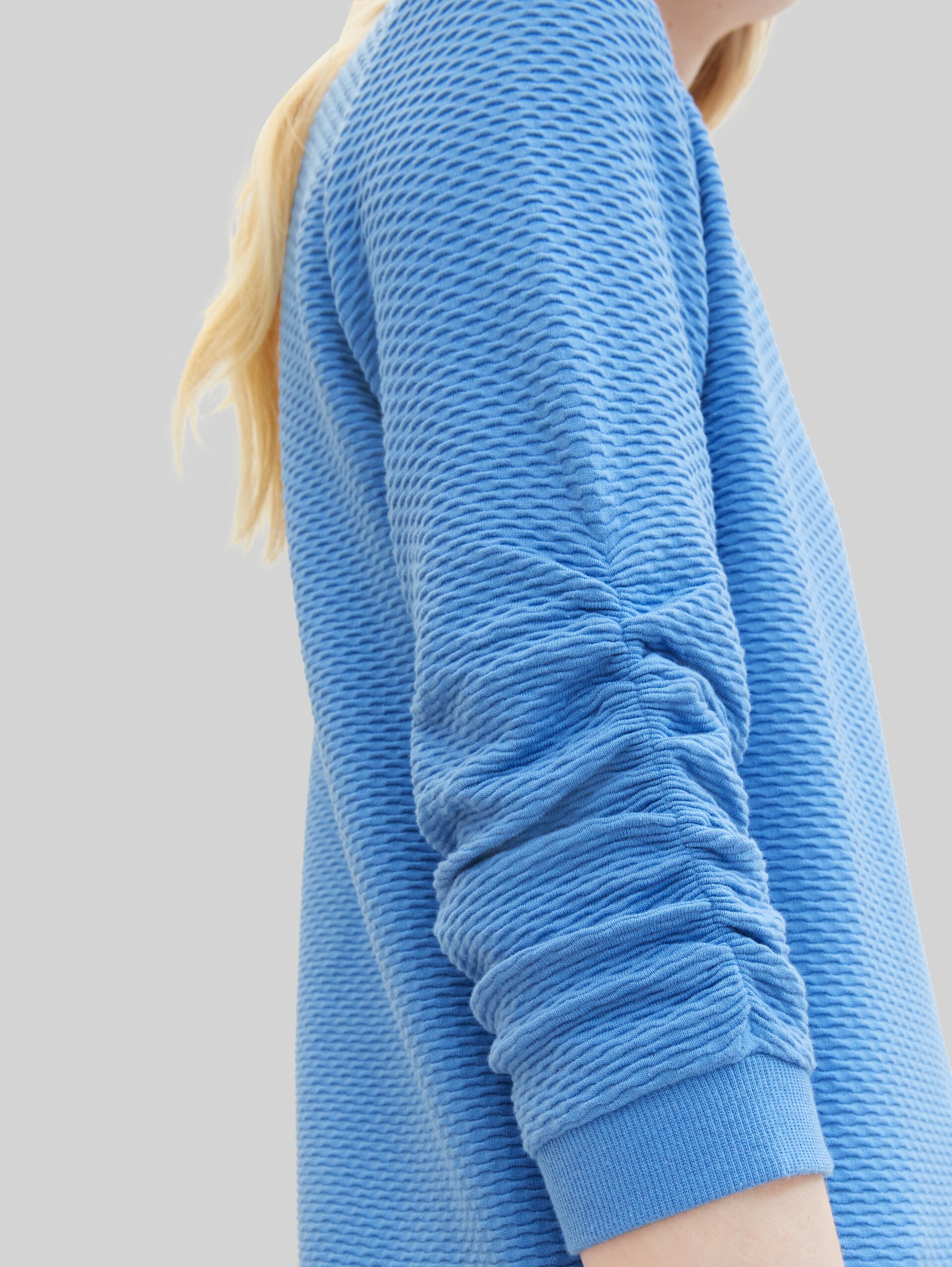 Sweatshirt met plooien - sicilian blue - Detailaanzicht model