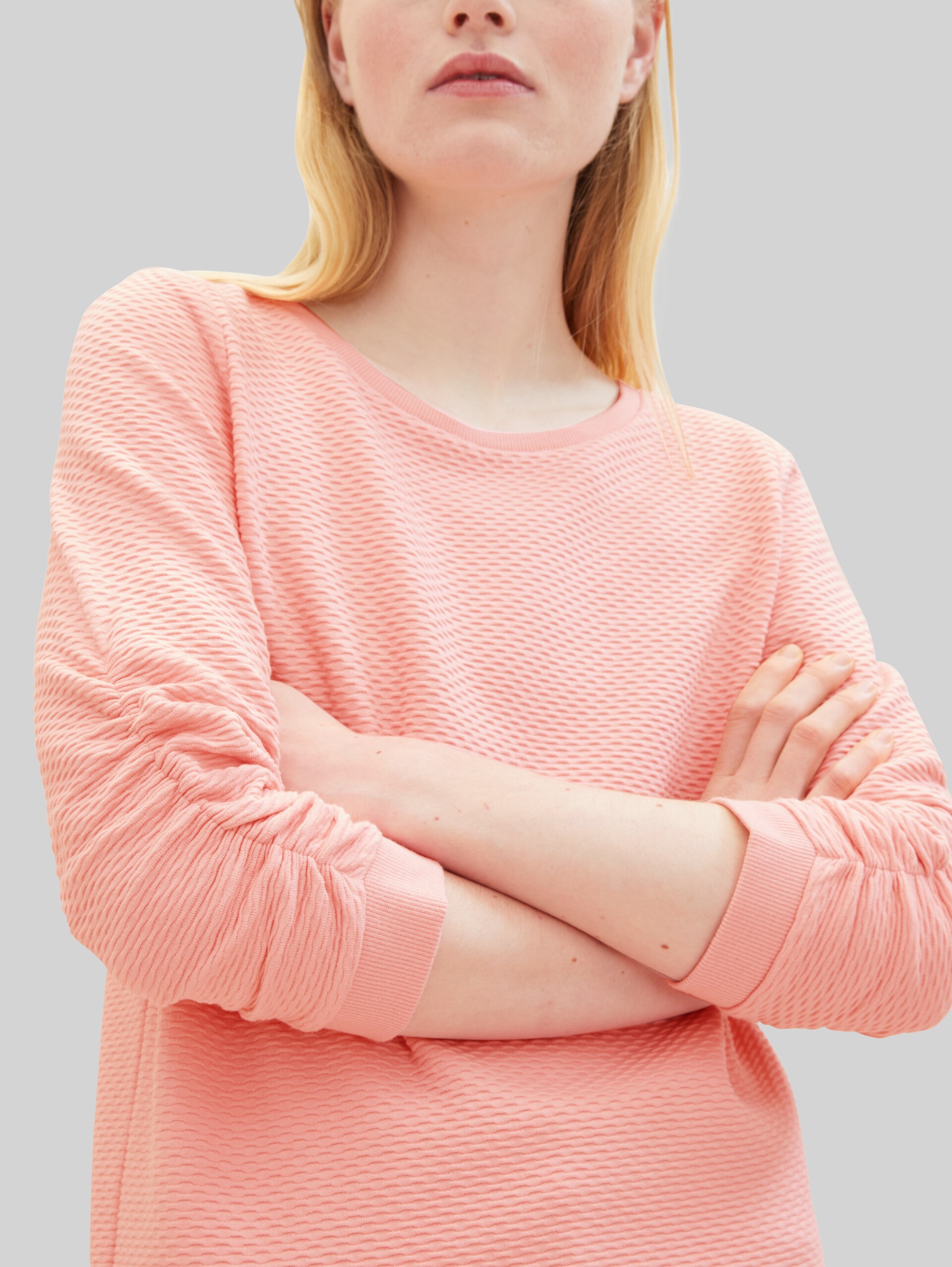 Sweatshirt mit Raffungen - crystal pink - Detail-Model-Ansicht