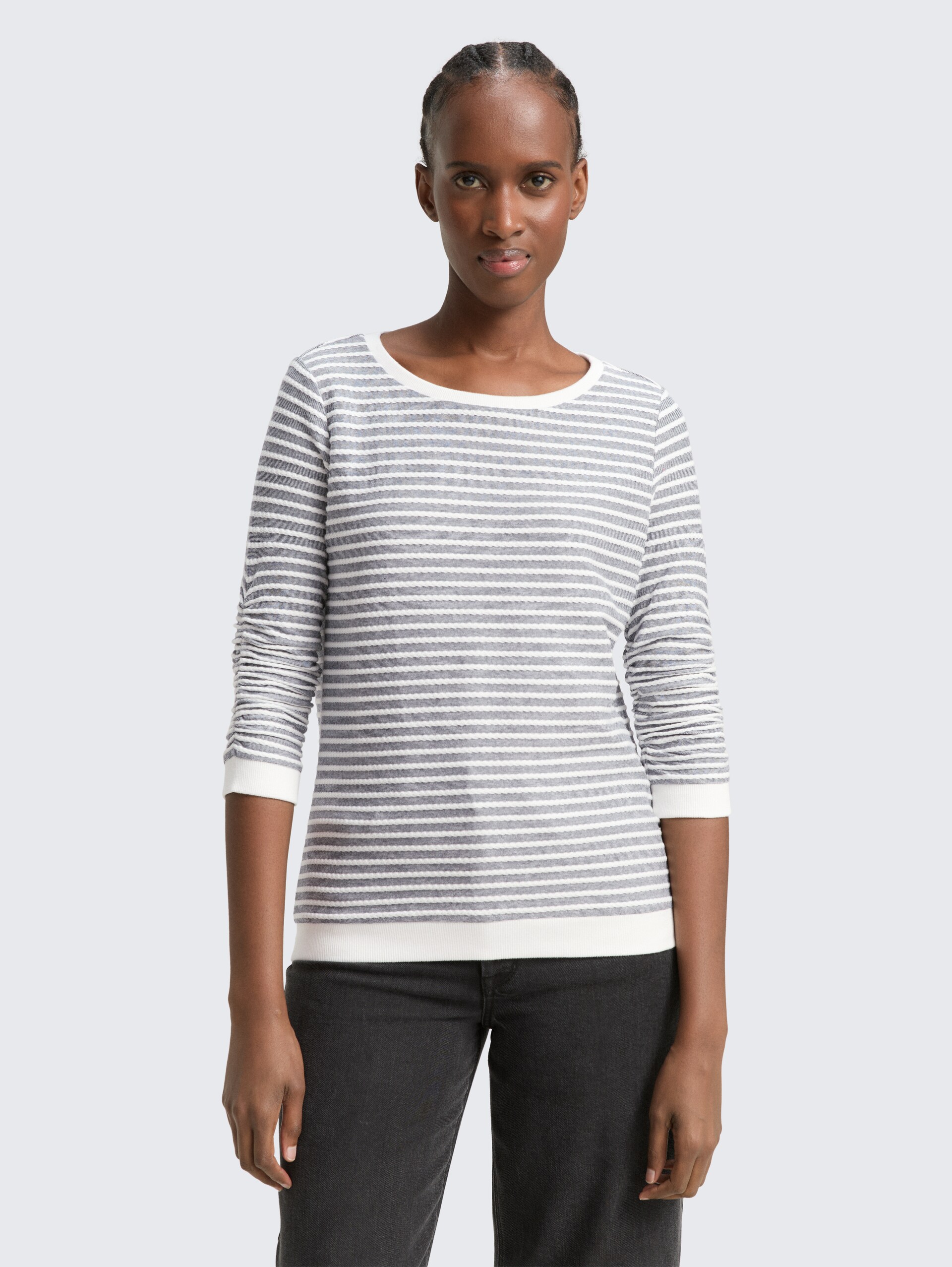 Sweatshirt mit Streifenmuster - blue white structured stripe - Ausschnitt Model-Vorderansicht
