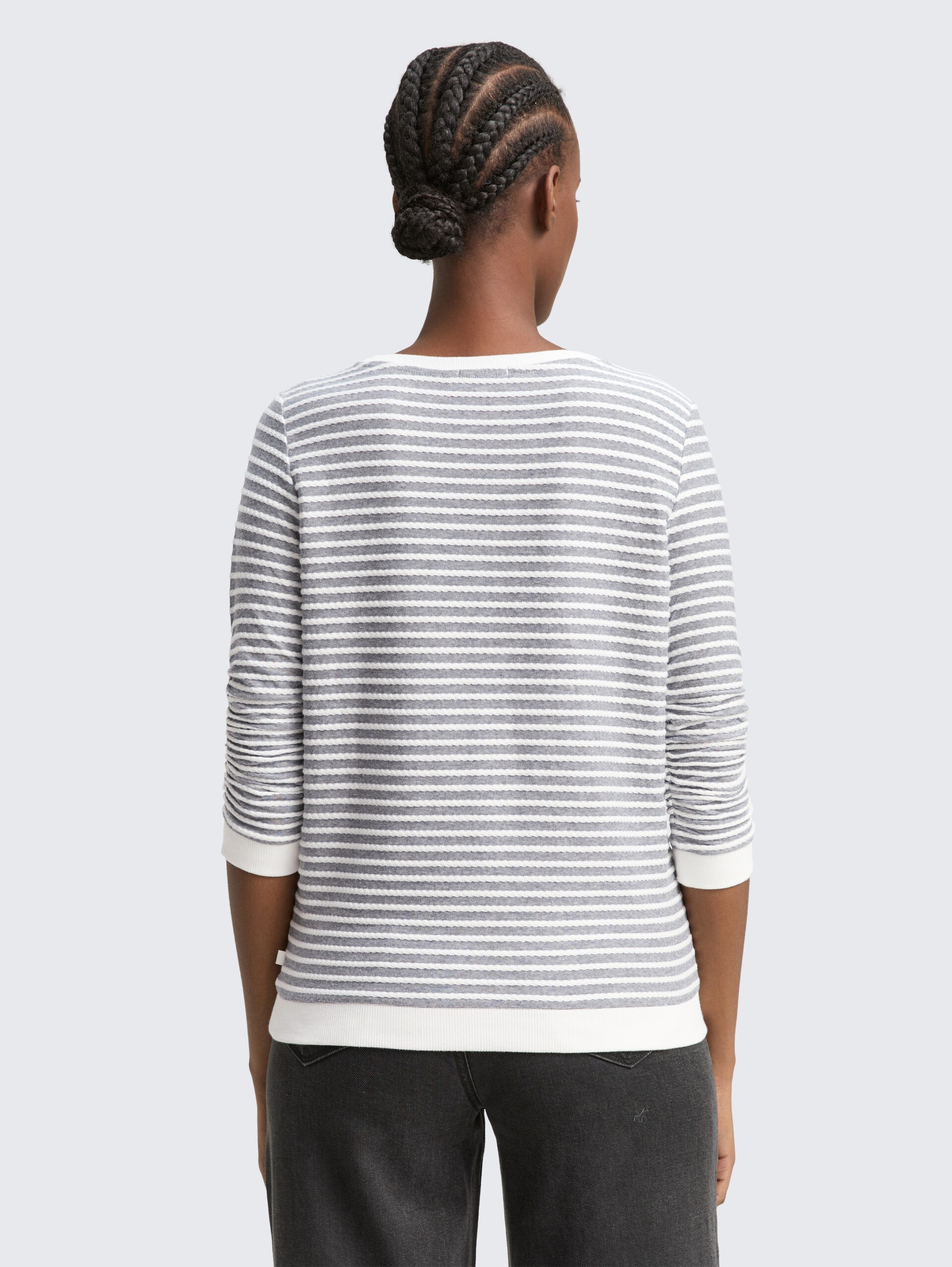 Sweatshirt mit Streifenmuster - blue white structured stripe - Auschnitt Model-Rückansicht
