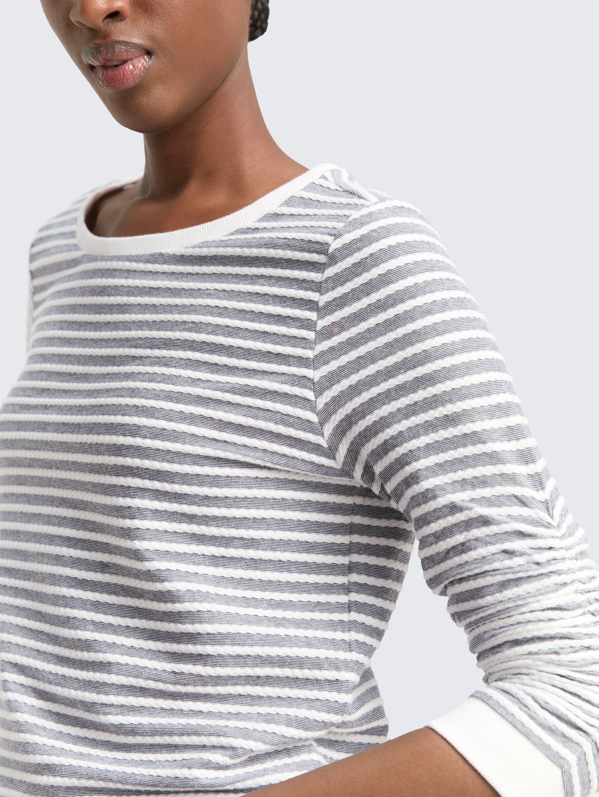 Sweatshirt mit Streifenmuster - blue white structured stripe - Detail-Model-Ansicht