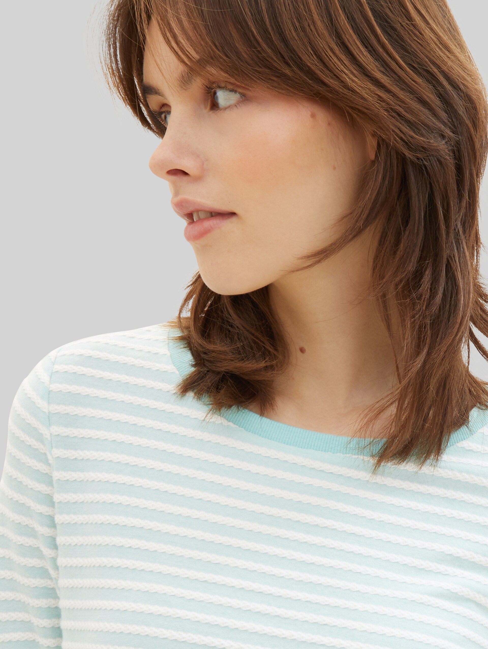 Sweatshirt mit Streifenmuster - mint white structured stripe - Detail-Model-Ansicht