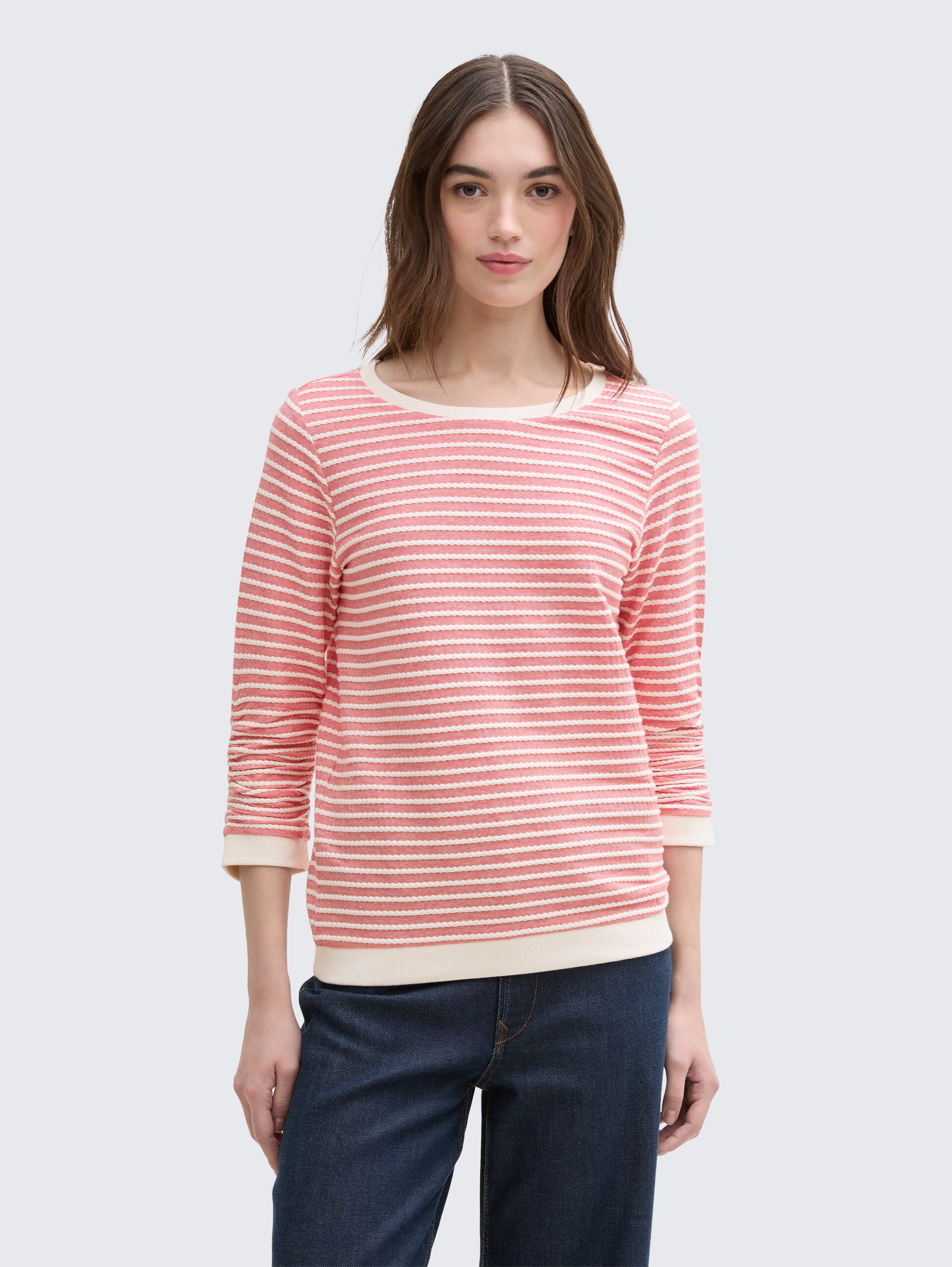 Sweatshirt mit Streifenmuster - red white structure stripe - Ausschnitt Model-Vorderansicht