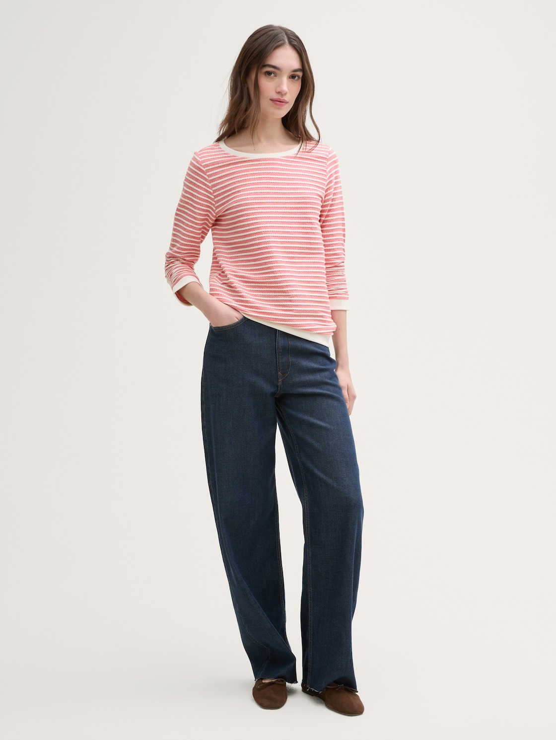 Sweatshirt mit Streifenmuster - red white structure stripe - Model-Vorderansicht