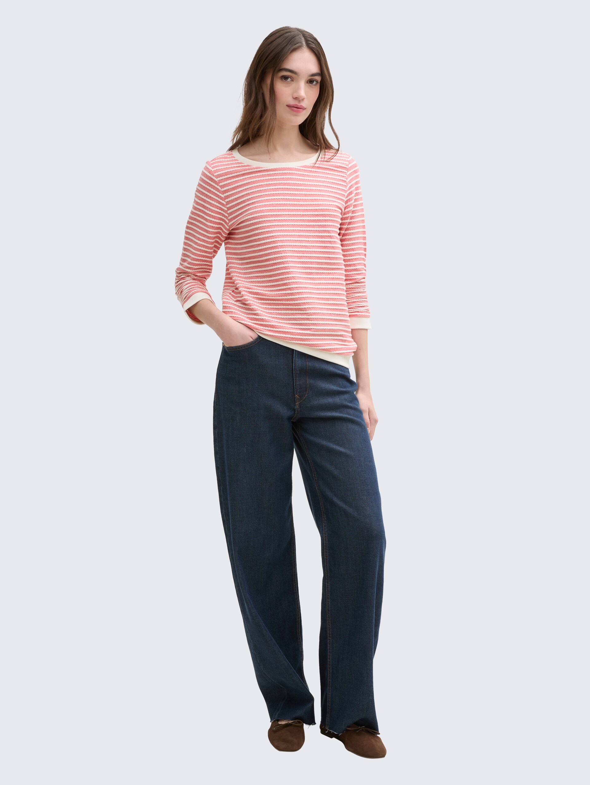 Sweatshirt mit Streifenmuster - red white structure stripe - Model-Vorderansicht