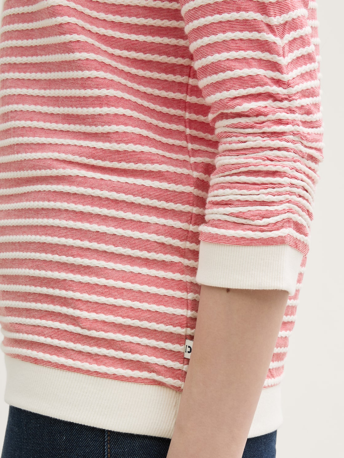 Sweatshirt mit Streifenmuster - red white structure stripe - Detail-Model-Ansicht