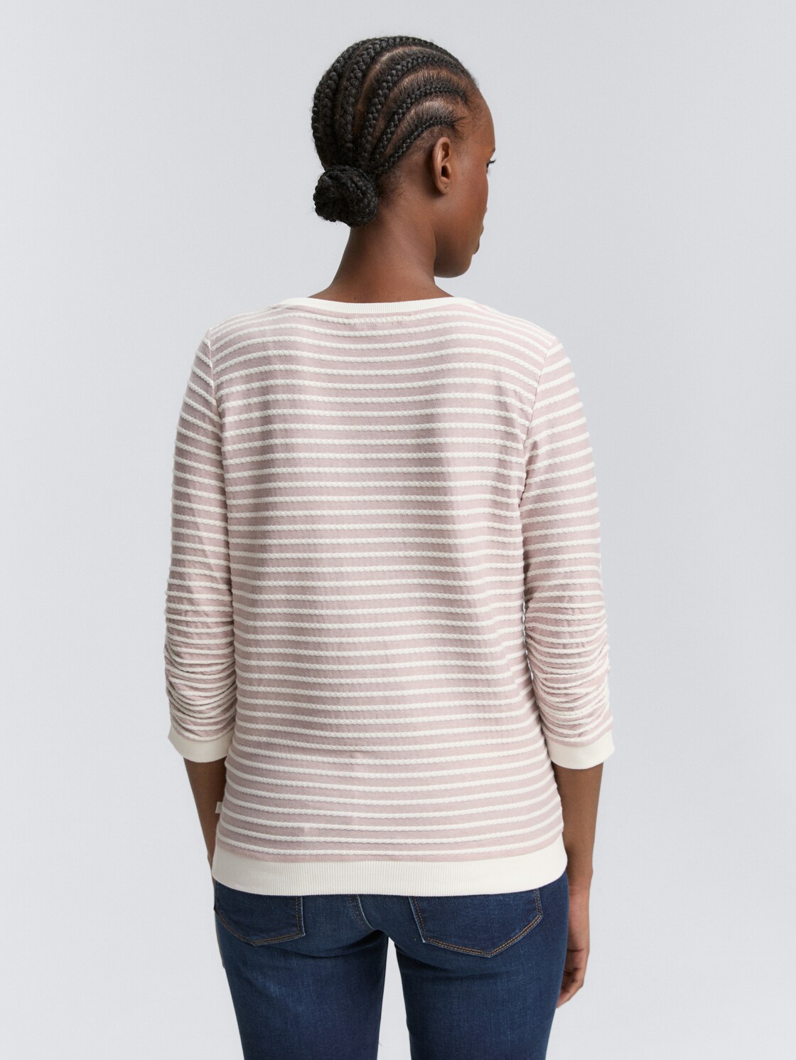 Sweatshirt mit Streifenmuster - rose white structured stripe - Auschnitt Model-Rückansicht