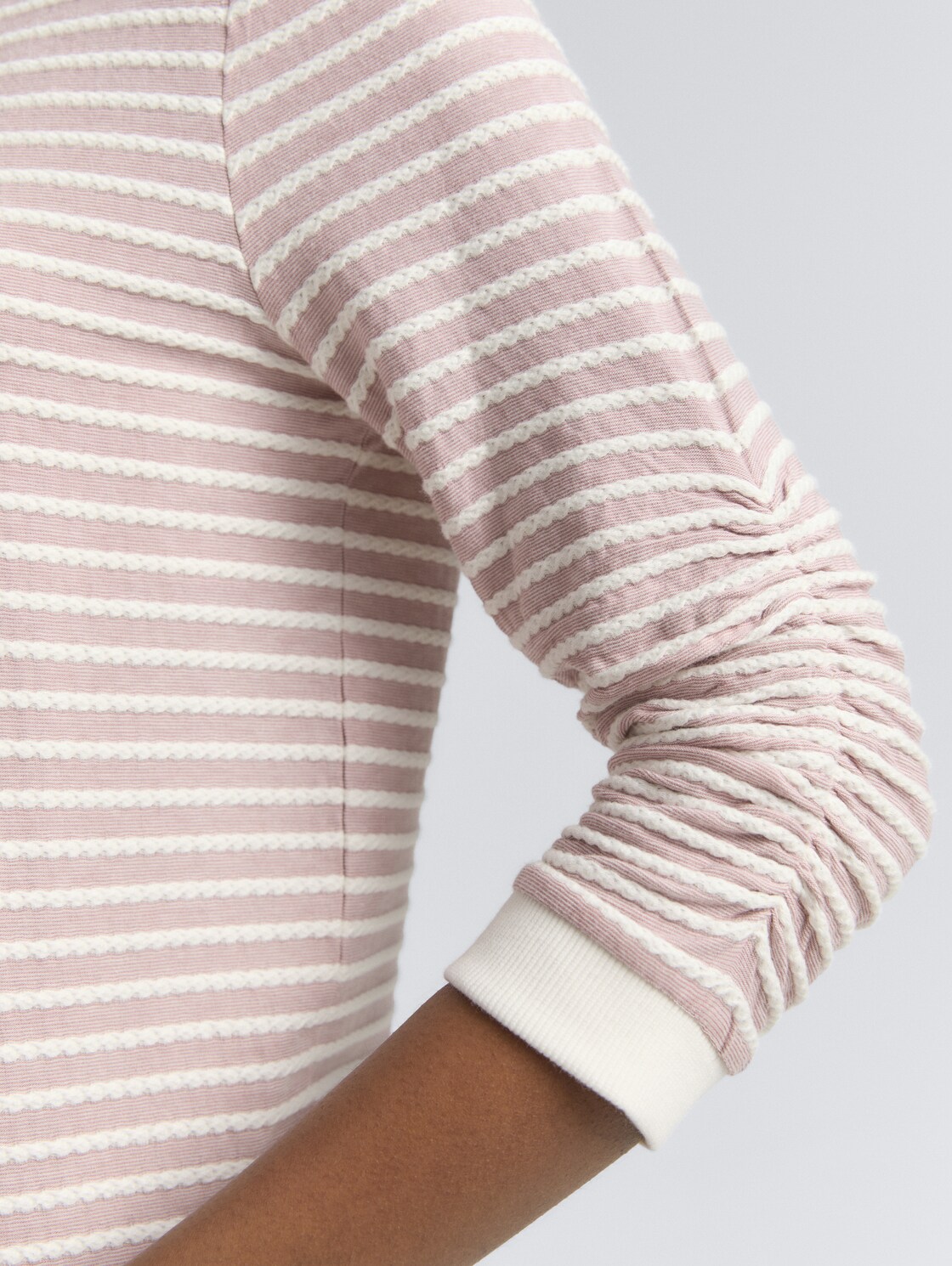 Sweatshirt mit Streifenmuster - rose white structured stripe - Detail-Model-Ansicht