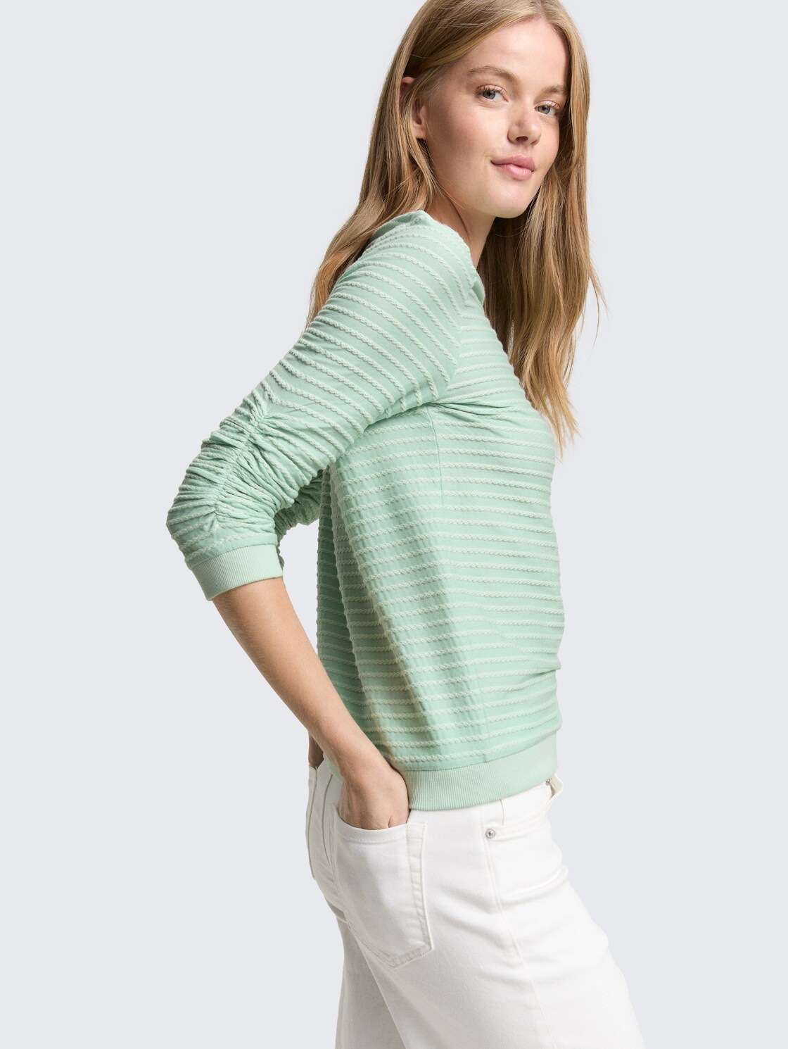 Sweatshirt mit Streifenmuster - tonal green structure stripe - Detail-Model-Ansicht