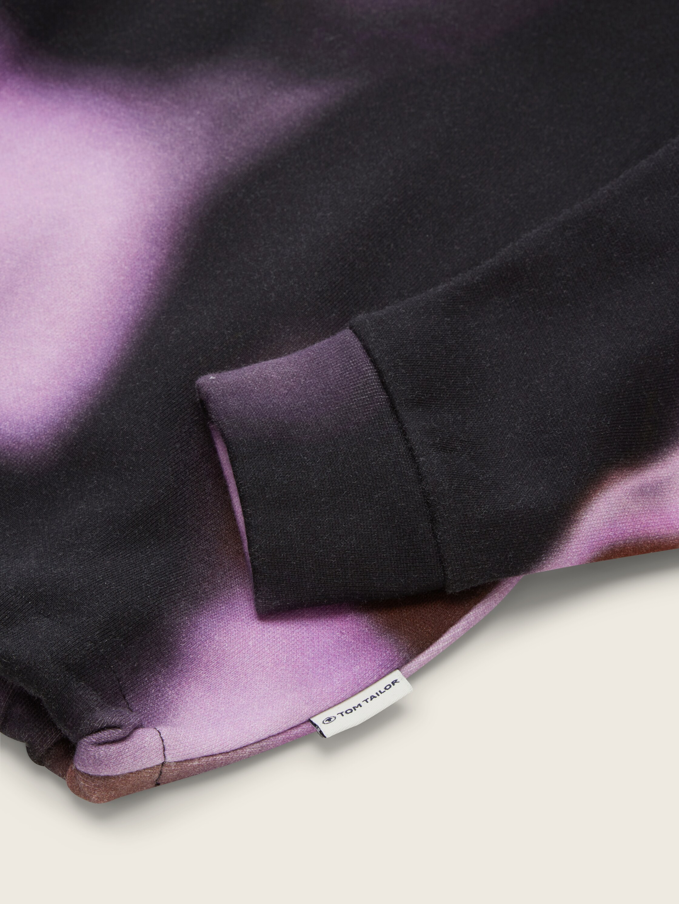 Cropped Hoodie mit Bio-Baumwolle - black abstract print - Detail-Model-Ansicht