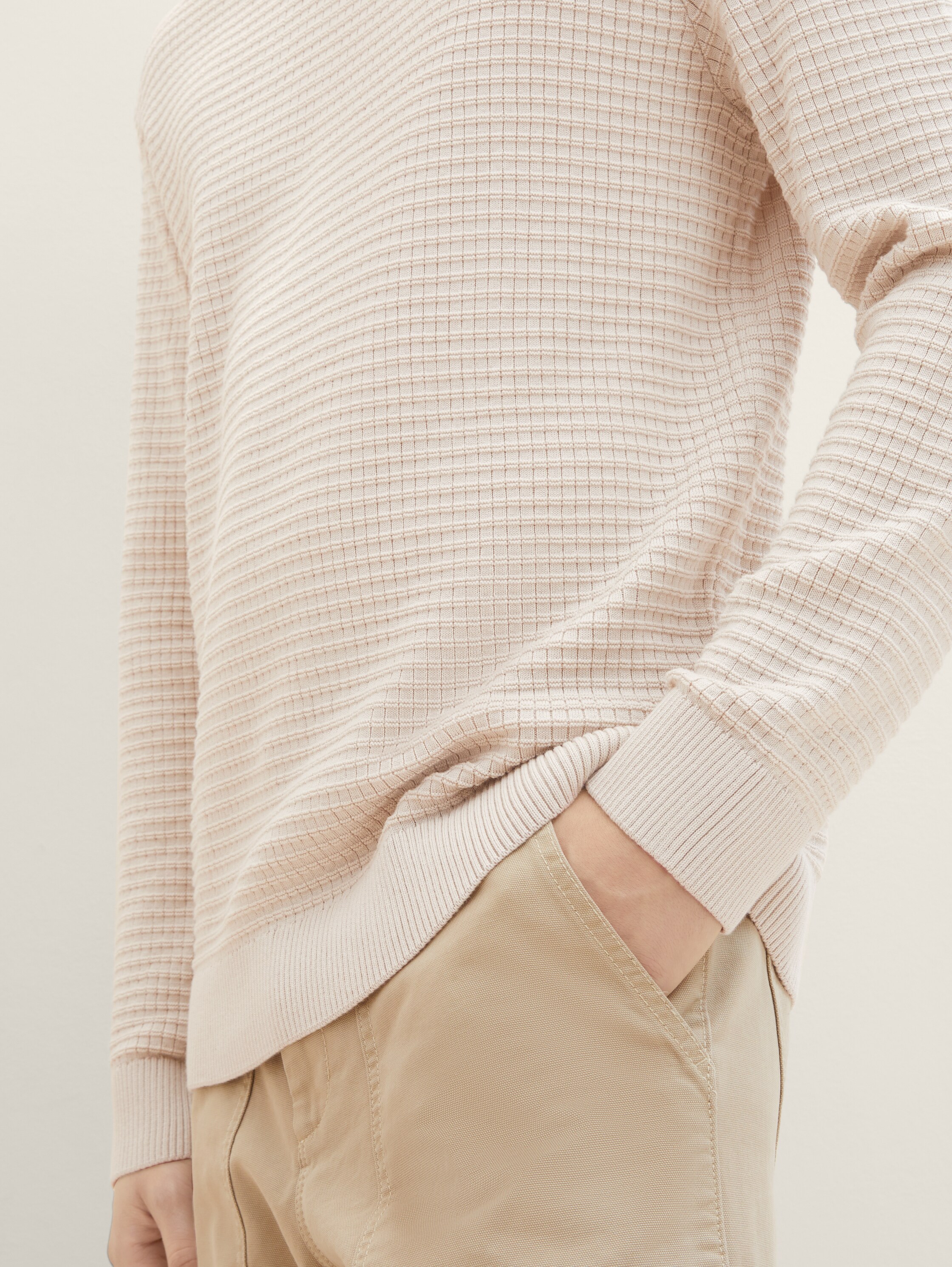 Gebreide trui met structuur - cold beige - Model vooraanzicht