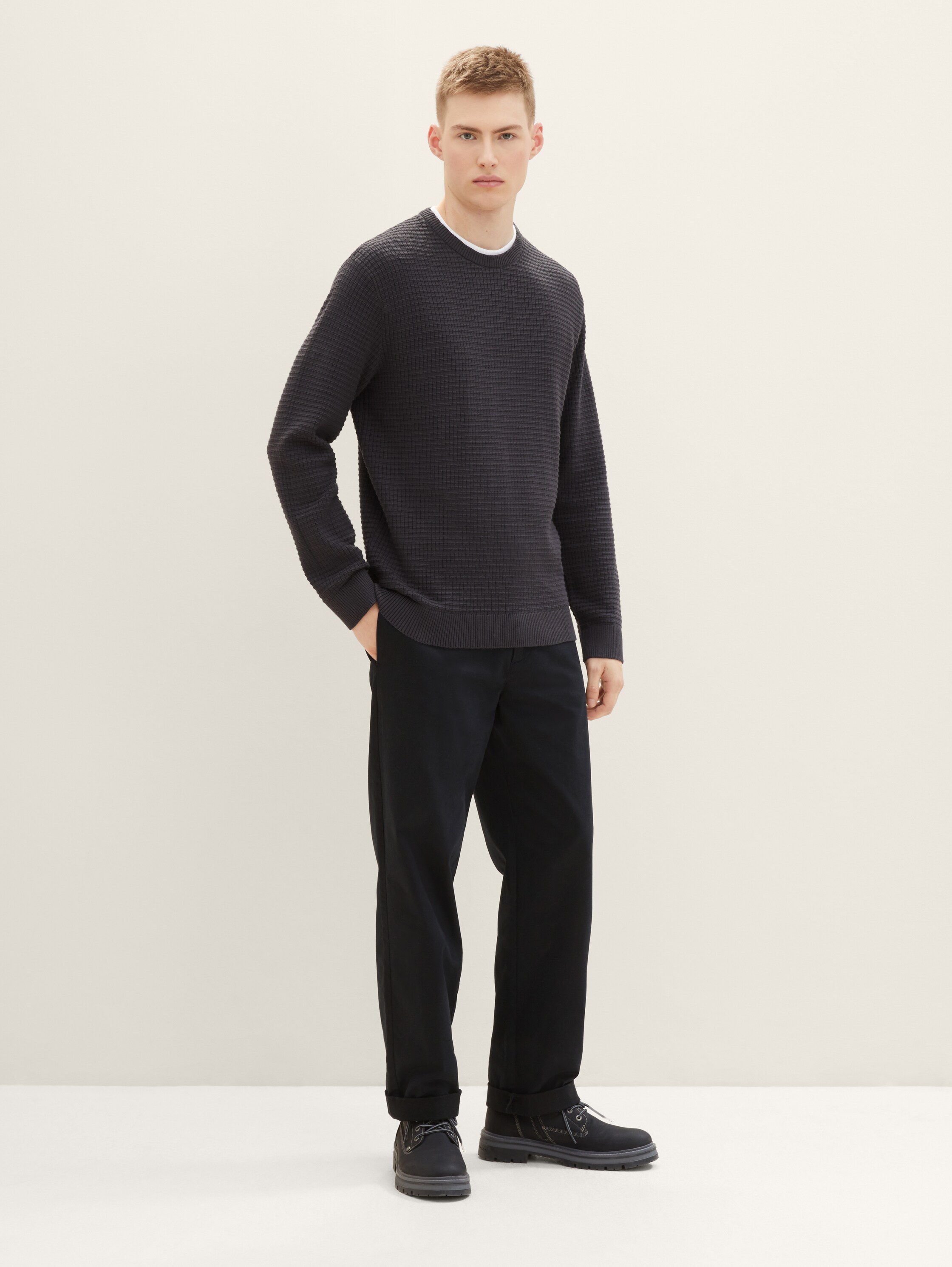 Gebreide trui met structuur - coal grey - Model vooraanzicht