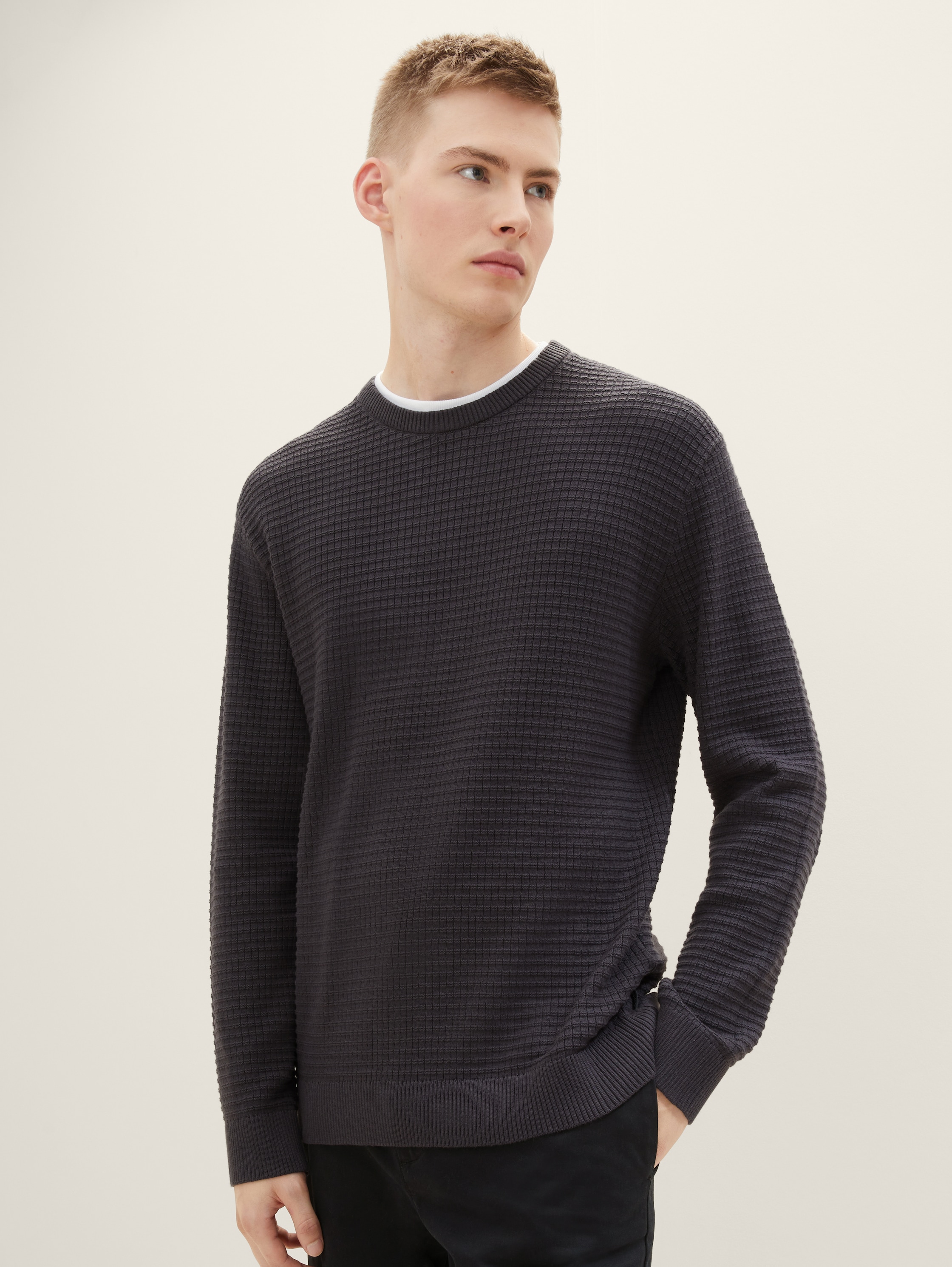 Gebreide trui met structuur - coal grey - Detailaanzicht model