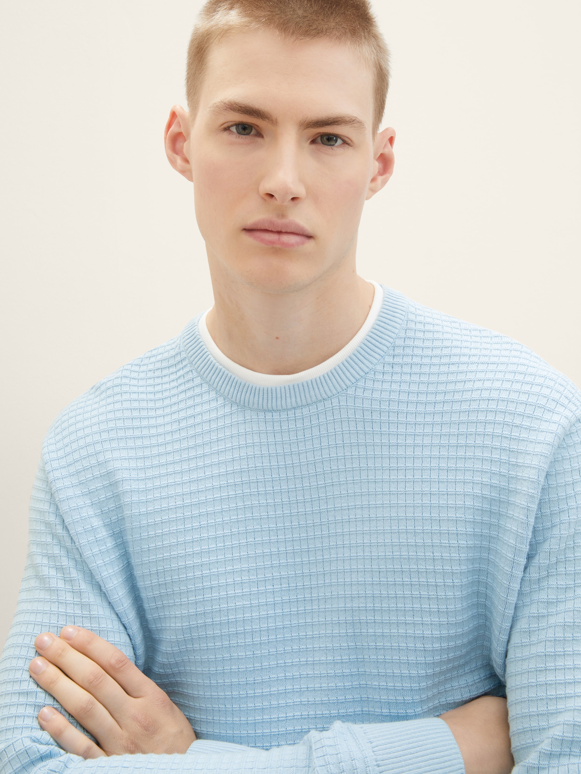 Strickpullover mit Struktur - washed out middle blue - Detail-Model-Ansicht