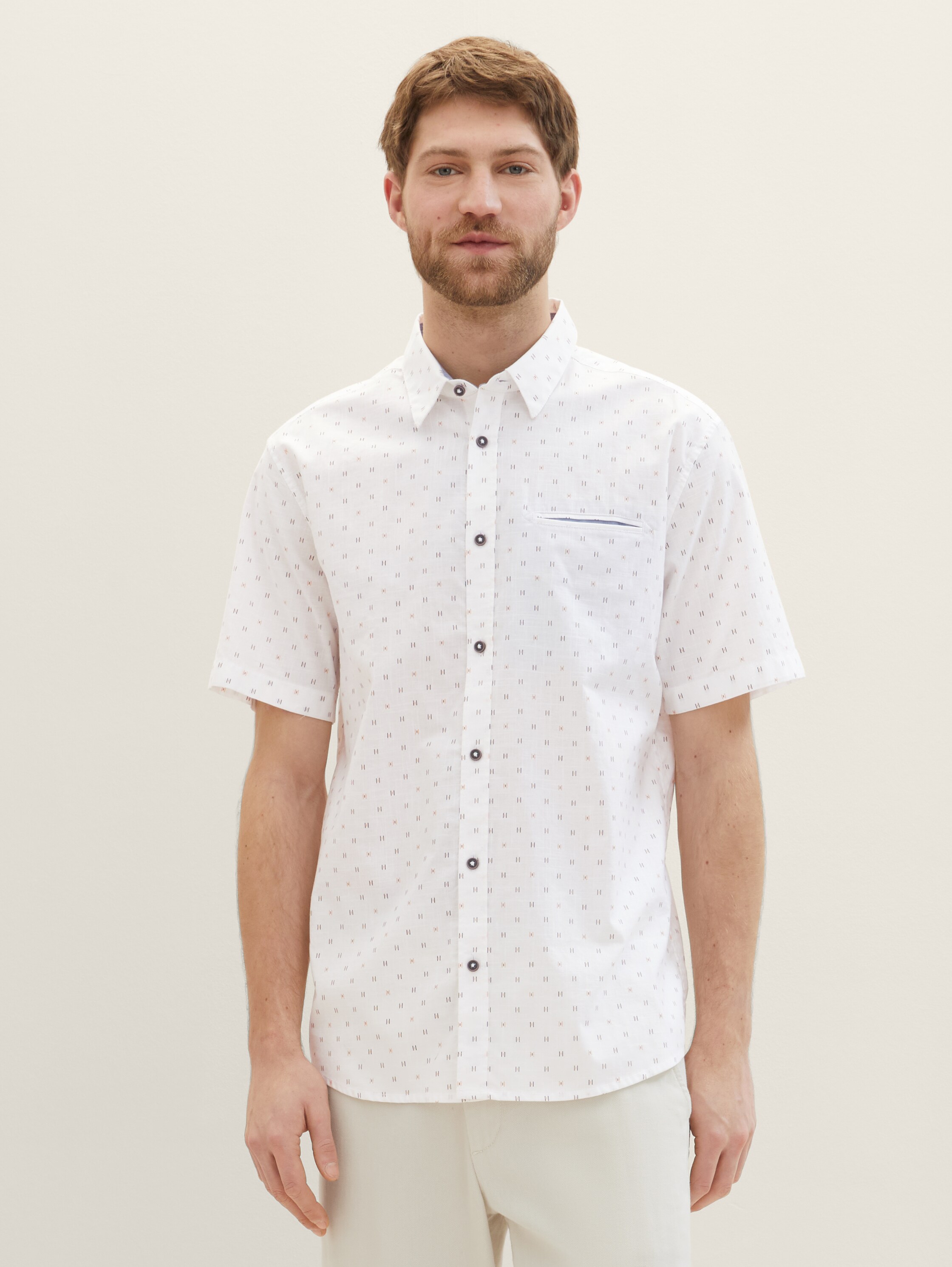 Kurzarmhemd mit Print - white stripe design - Ausschnitt Model-Vorderansicht