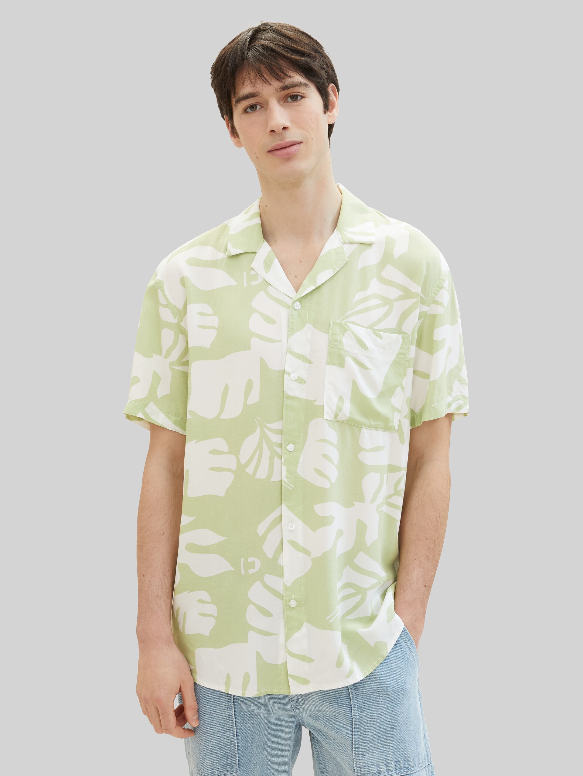 Chemise décontractée avec imprimé allover - green white big leaves print - Découpe Vue de face du modèle