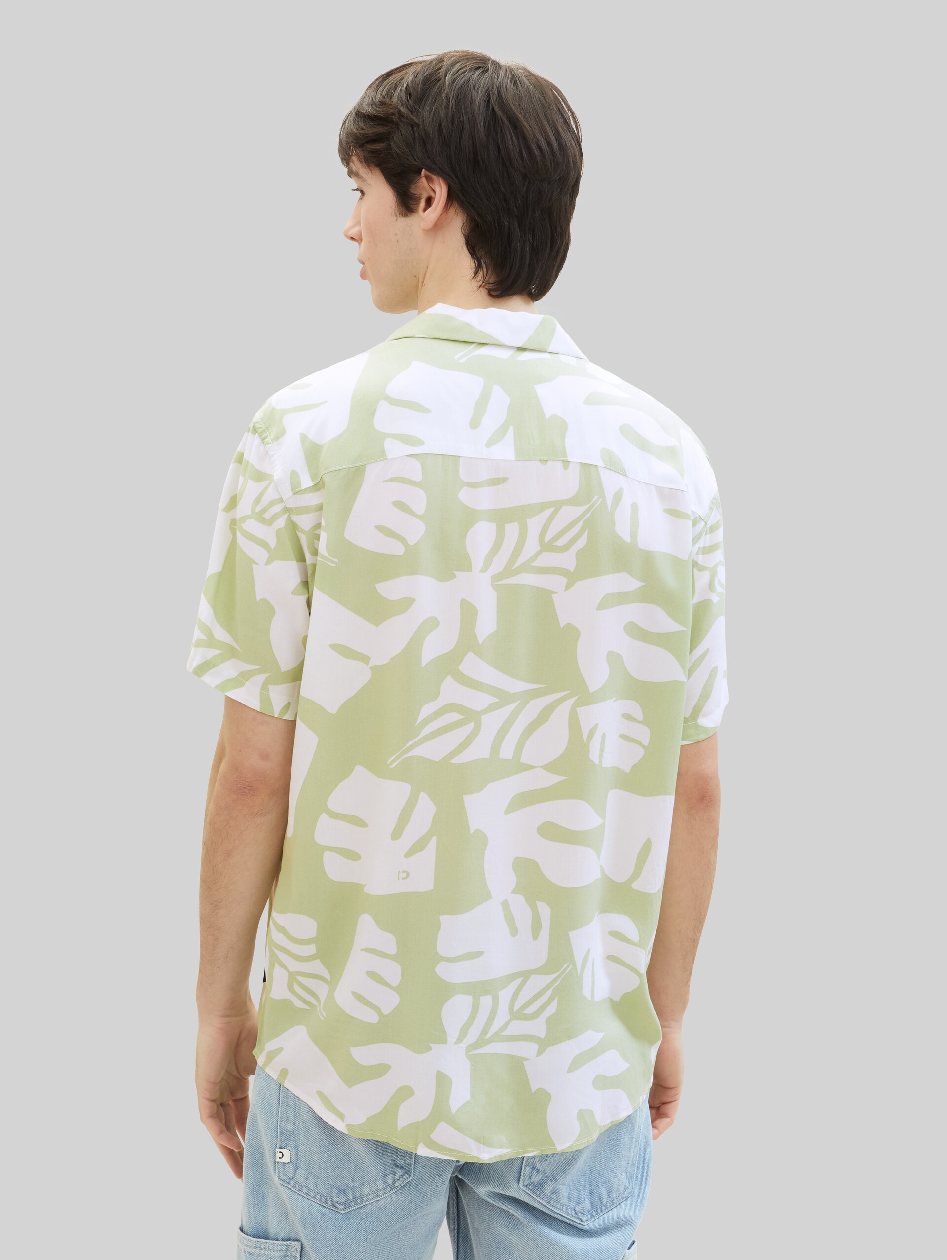 Chemise décontractée avec imprimé allover - green white big leaves print - Découpe Vue arrière du modèle