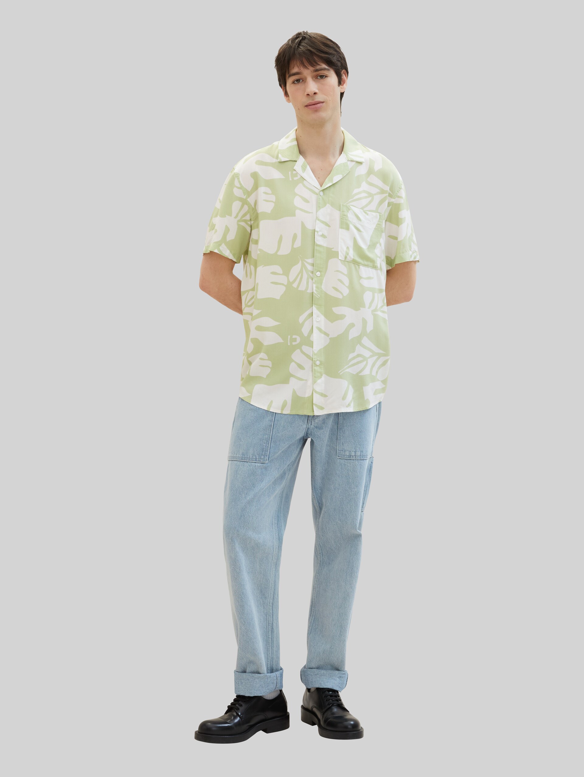 Chemise décontractée avec imprimé allover - green white big leaves print - Vue de face du modèle