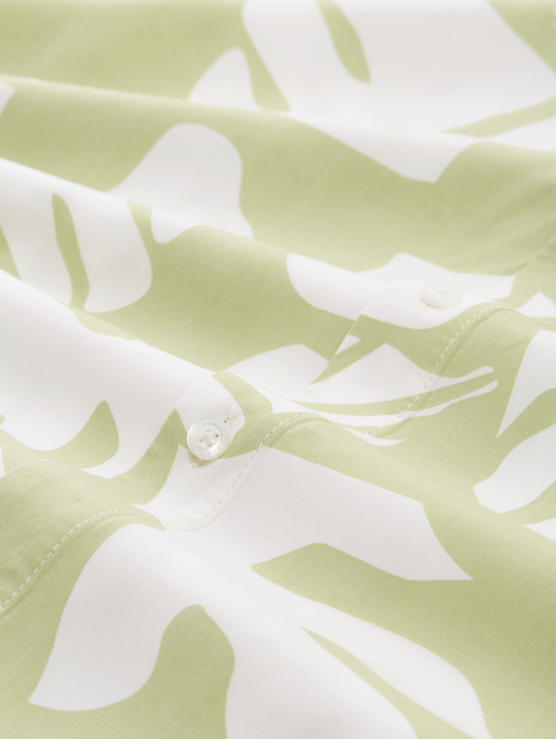 Chemise décontractée avec imprimé allover - green white big leaves print - Vue de la matière