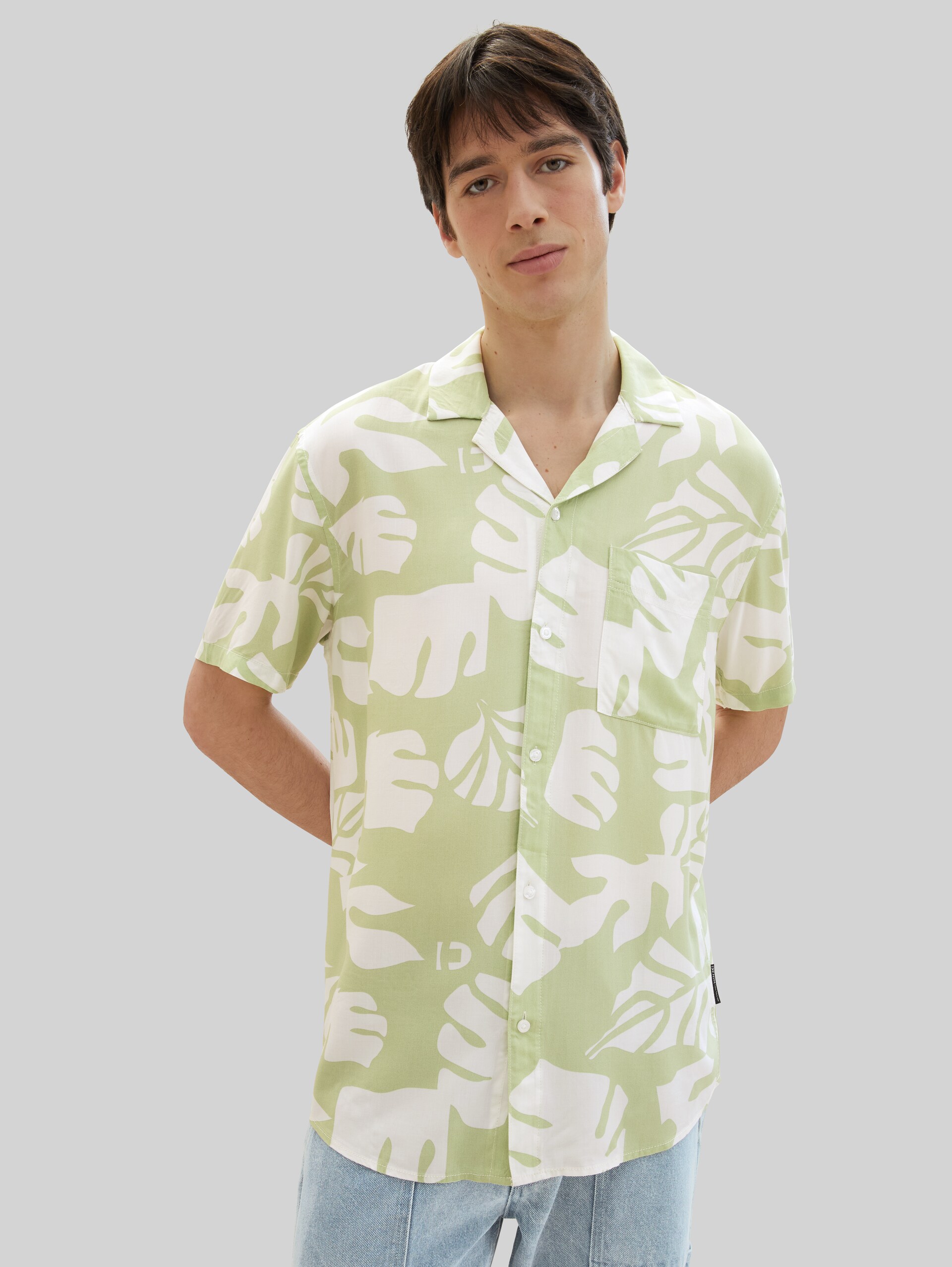 Chemise décontractée avec imprimé allover - green white big leaves print