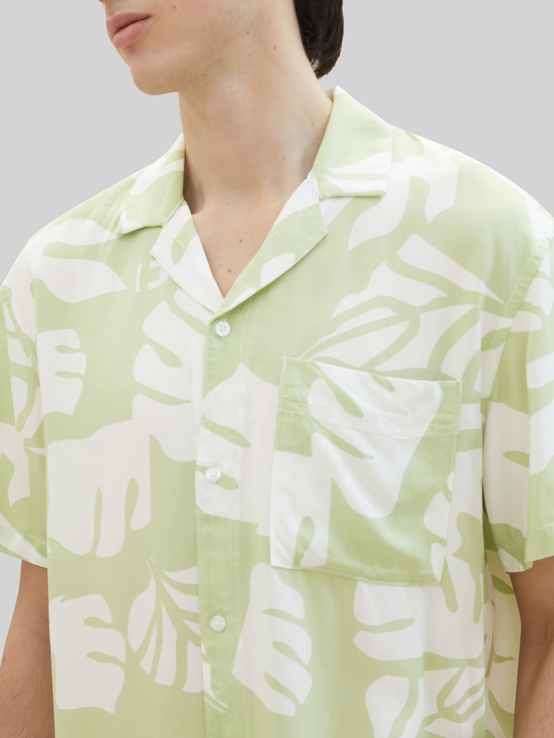 Chemise décontractée avec imprimé allover - green white big leaves print - Vue détaillée du modèle