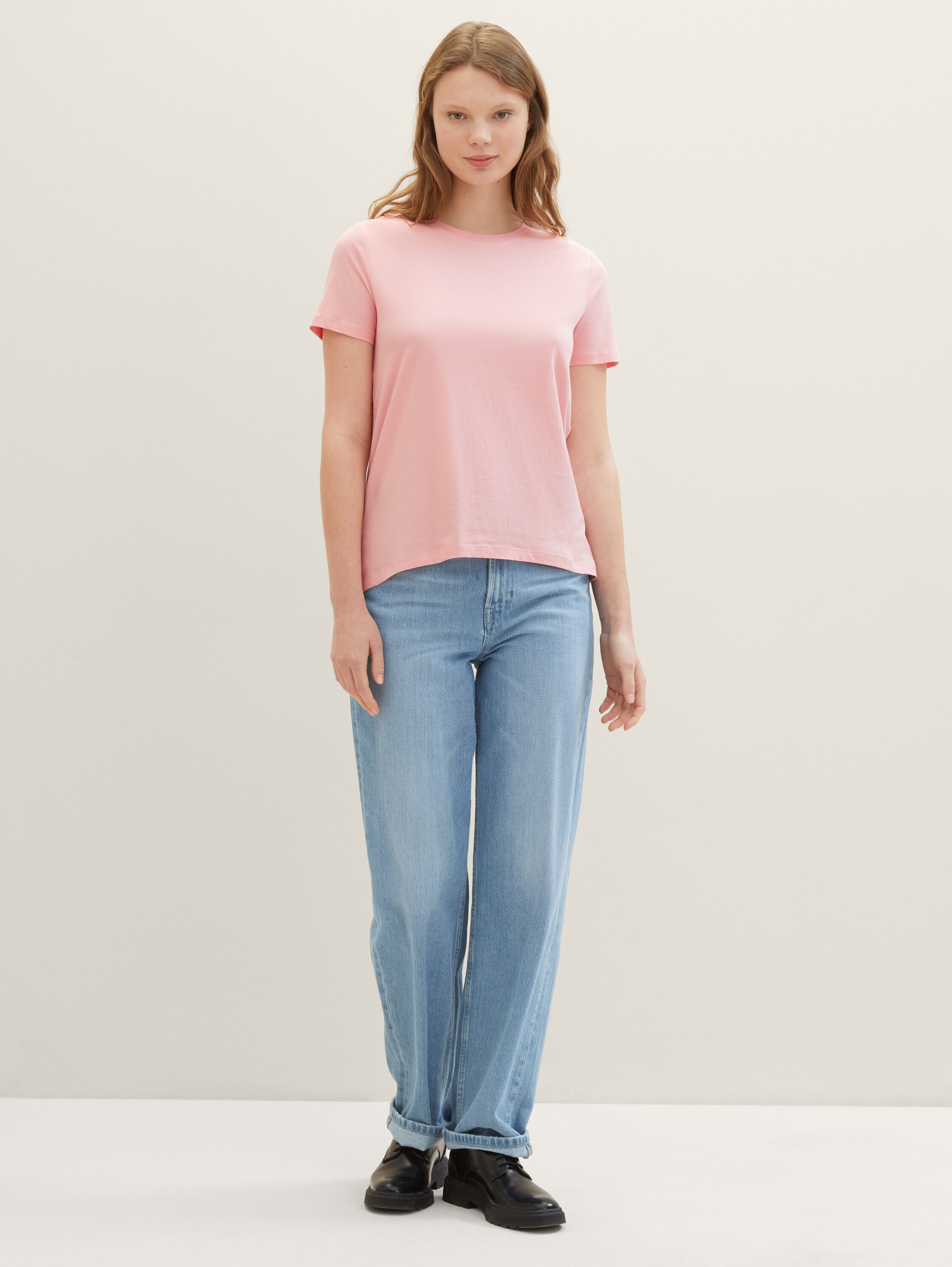 Loose Fit T-Shirt aus Baumwolle - crystal pink - Model-Vorderansicht