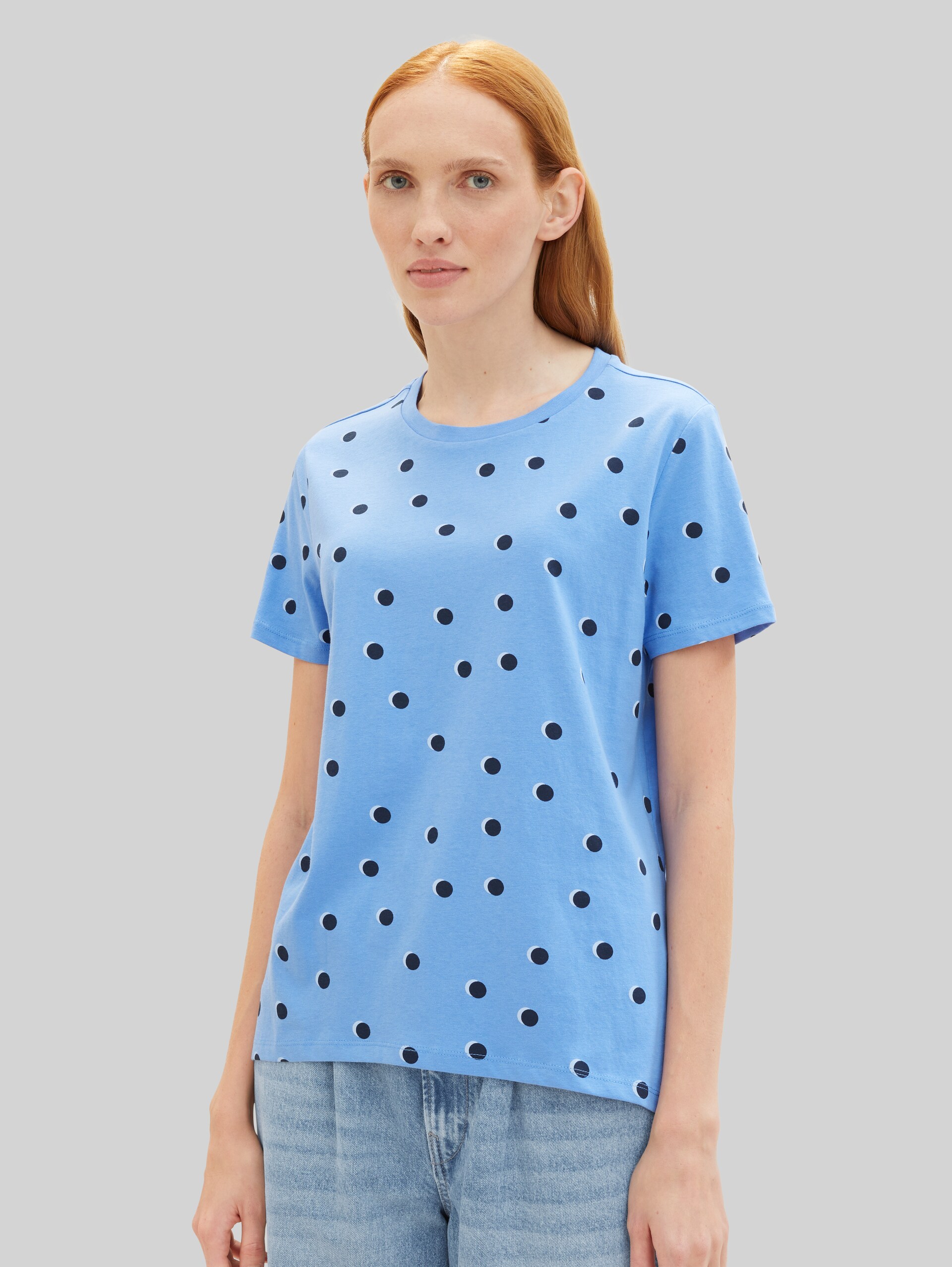 Loose Fit T-Shirt aus Baumwolle - blue dot print - Ausschnitt Model-Vorderansicht