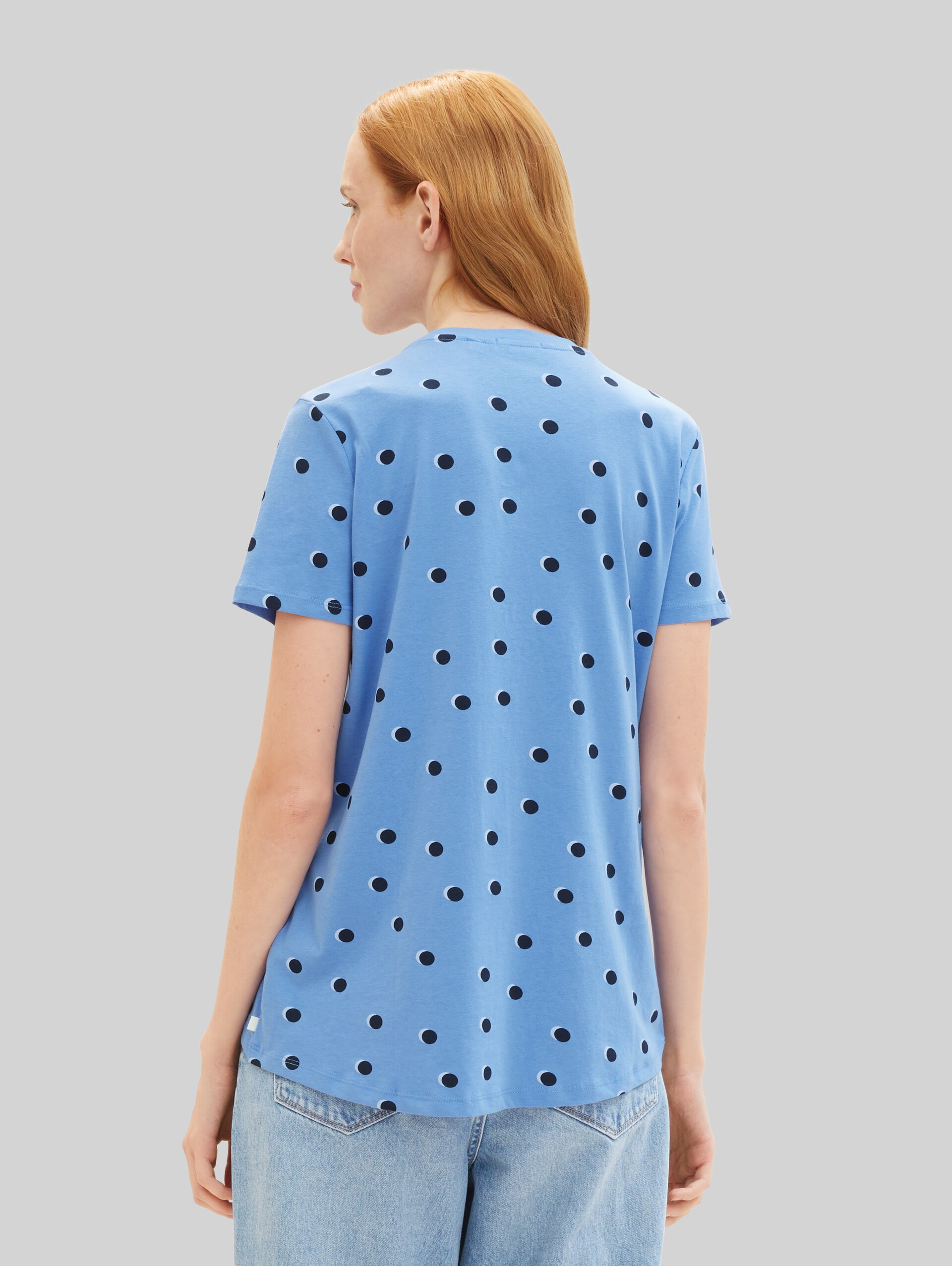 Loose Fit T-Shirt aus Baumwolle - blue dot print - Auschnitt Model-Rückansicht