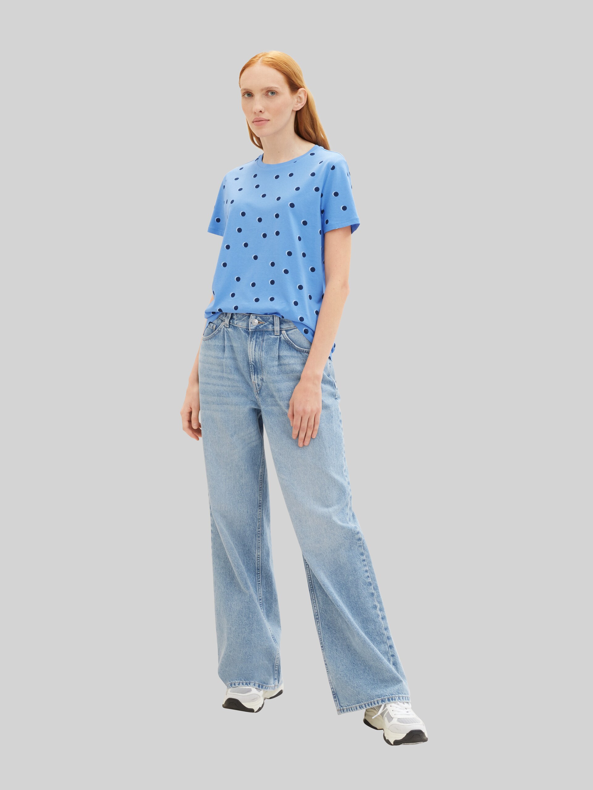 Loose Fit T-Shirt aus Baumwolle - blue dot print - Model-Vorderansicht